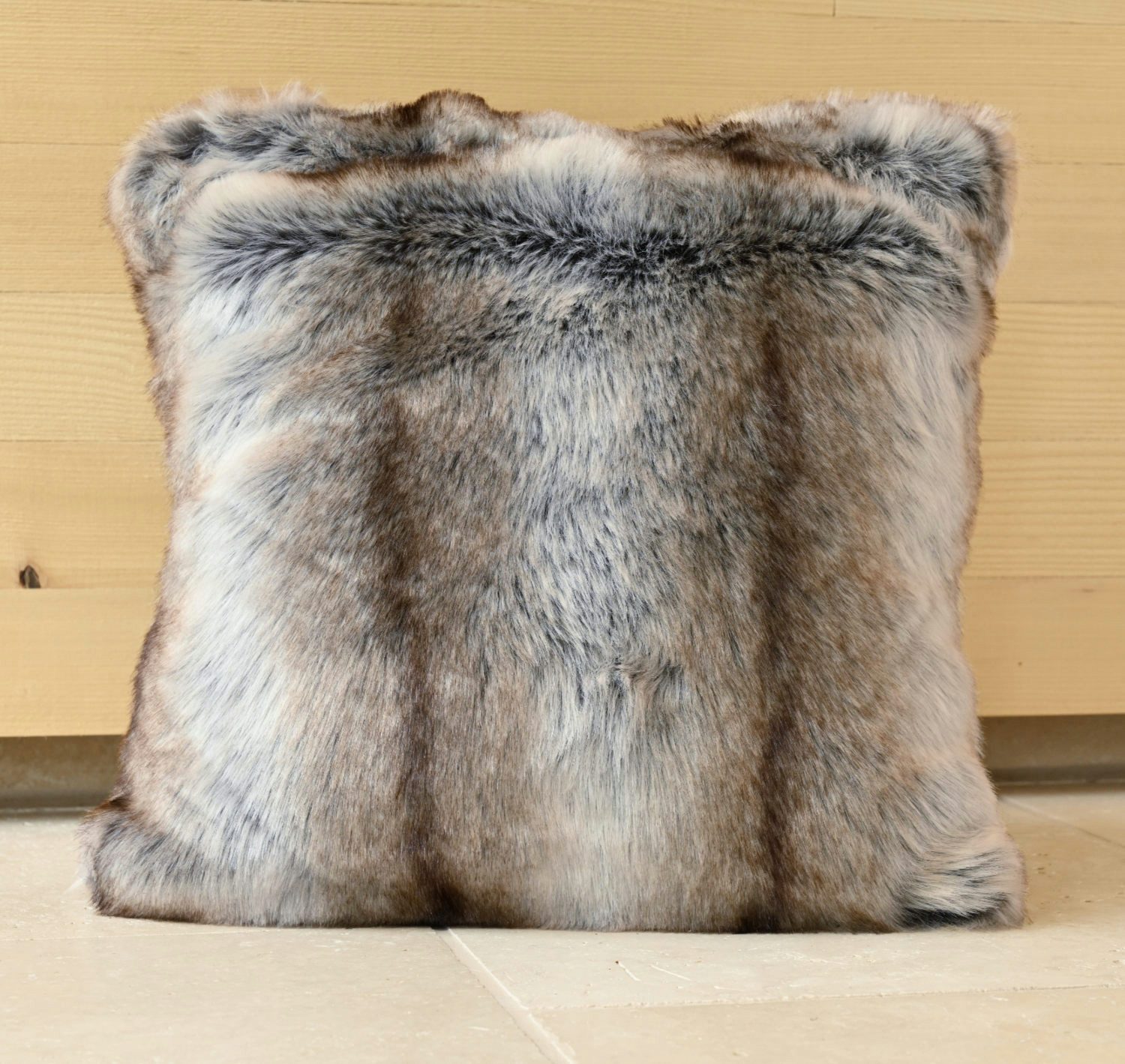 Wohnen und Accessoires GmbH & Co. KG Dekokissen Fellkissen (Kunstfell) Wolf grau-braun in 45x45cm