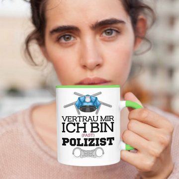 Trendation Tasse Trendation - Polizist Ausbildung Tasse Geschenk Polizei Lustiger Spruch Ich Bin Fast Polizist