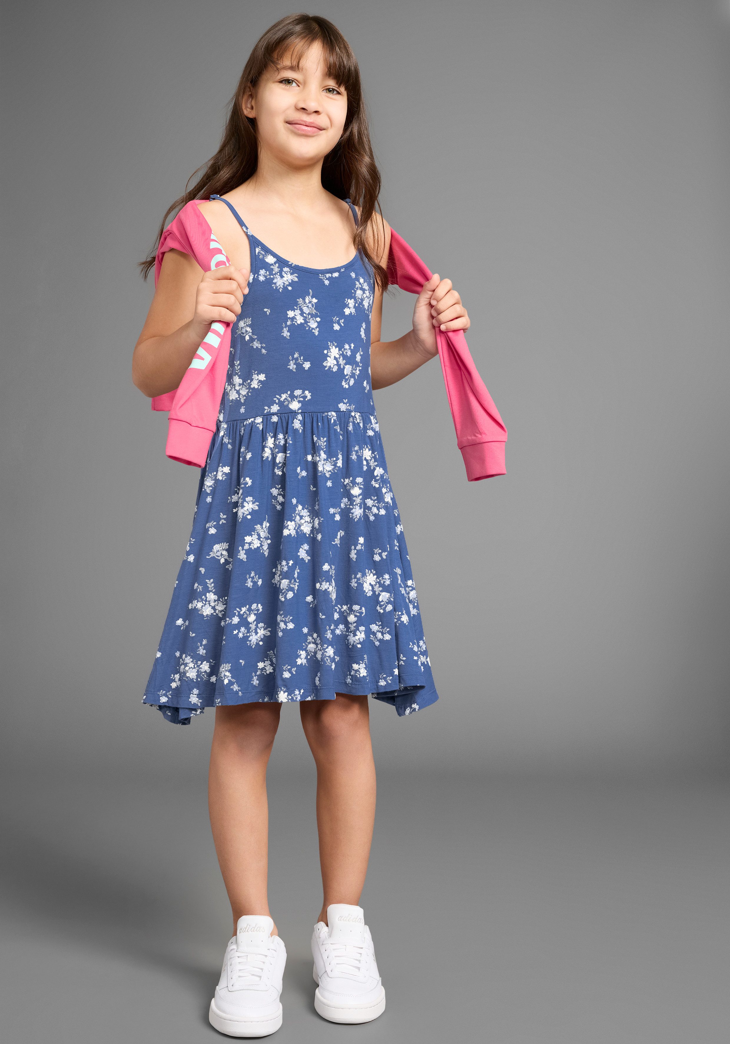 KIDSWORLD Jerseykleid Trägerkleid, sommerlich mit verstellbaren Trägern, aus Viskose mit schönem Blumendruck