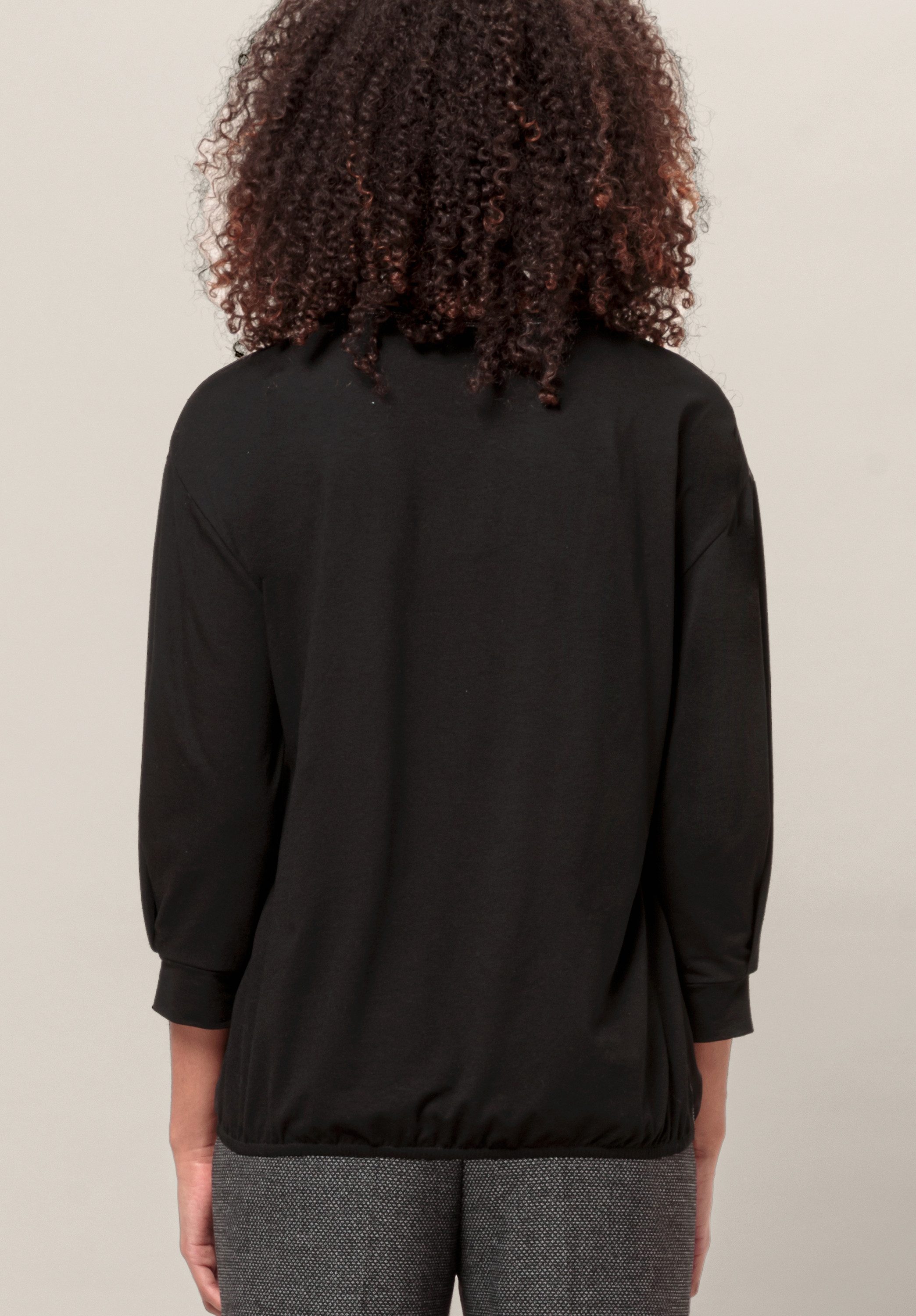 bianca Blusenshirt KAREEN mit Frontmotiv und dezenten Strasssteinchen