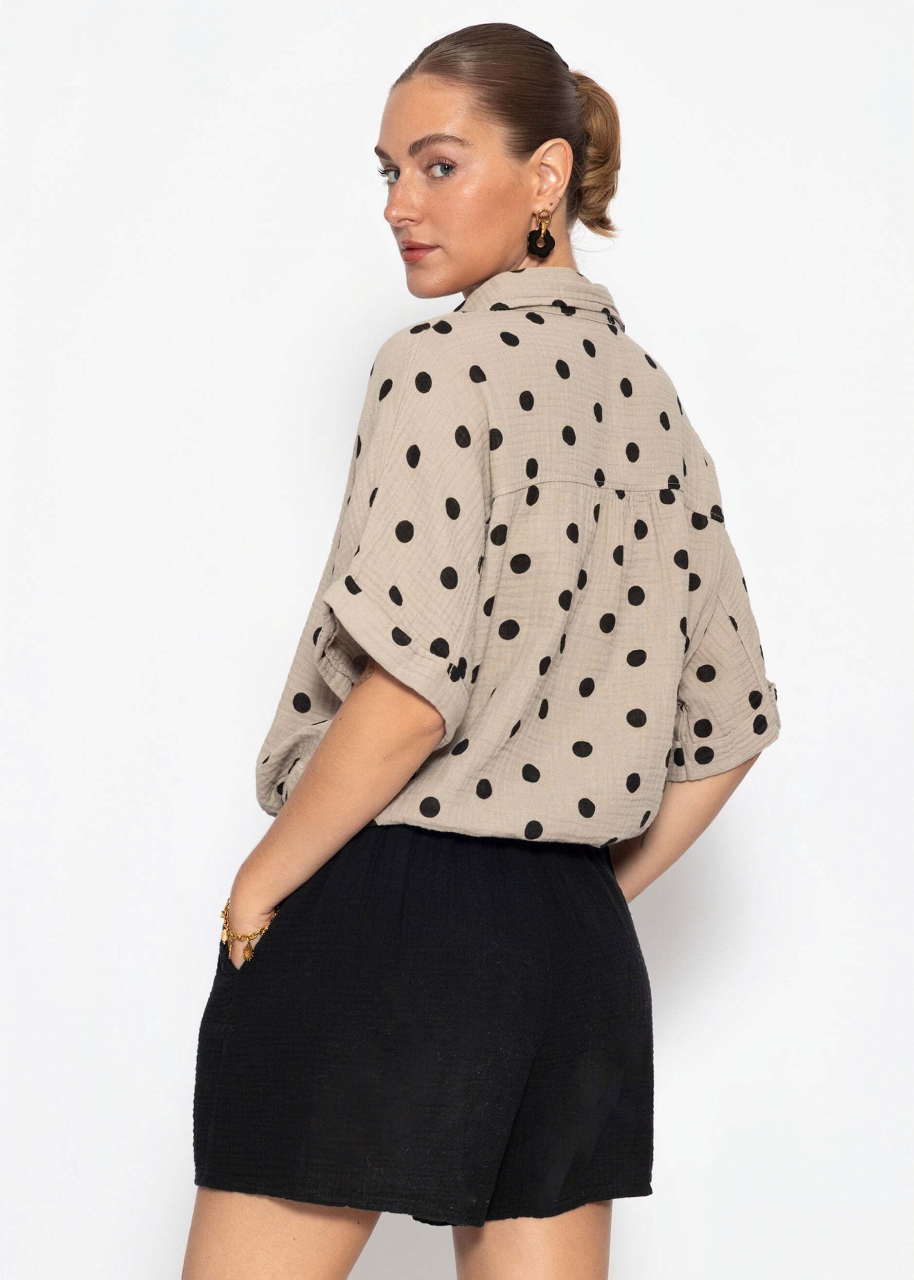 SASSYCLASSY Langarmbluse Bluse mit Zugband und Punkten für Damen Leichte Baumwollbluse mit halblangen Ärmeln und Hemdkragen Taupe – Bild 5 von 5