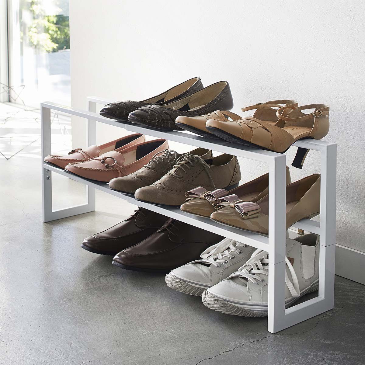 Yamazaki Schuhregal Line Metall schmal ausziehbar Schuhständer 2 Ebenen, Schuhständer, Schuhablage, mit 2 Ablagen, für 6-9 Paar, minimalistisch