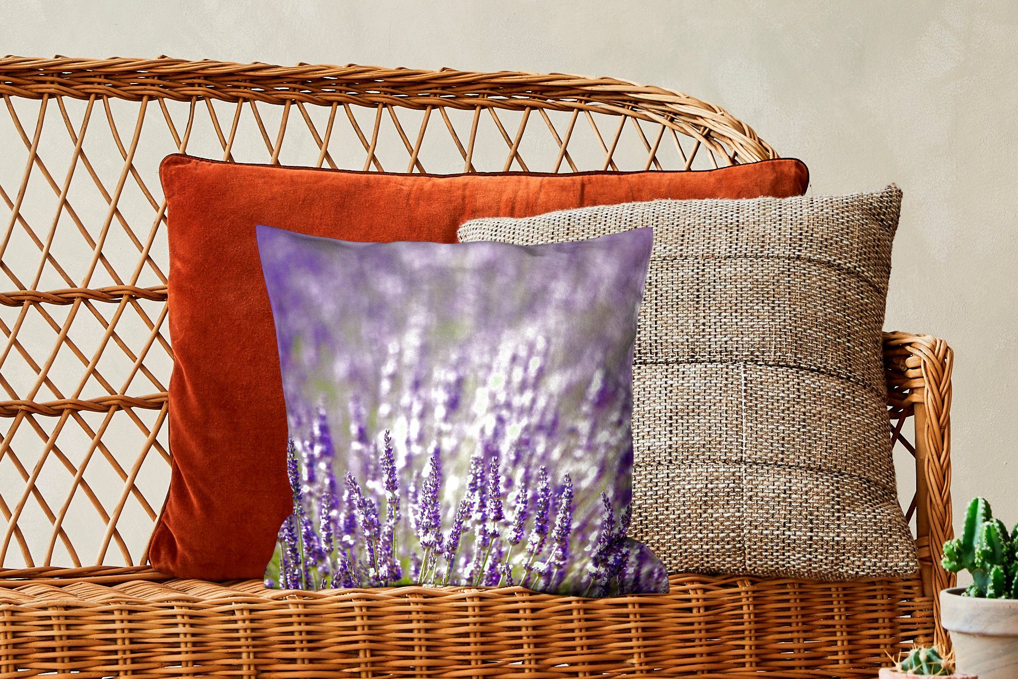 eines Lavendelfeldes, mit Wohzimmer, Zierkissen Dekokissen lilafarbenen für Füllung Deko, Schlafzimmer, MuchoWow Nahaufnahme Sofakissen