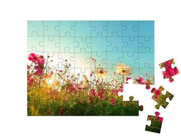 puzzleYOU Puzzle Schöne Kosmeen blühen im Garten, 48 Puzzleteile, puzzleYOU-Kollektionen Jahreszeiten, Blumenwiesen, Blumen & Pflanzen