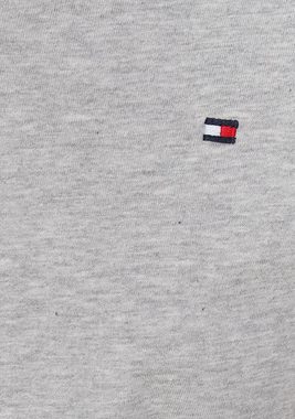 Tommy Hilfiger T-Shirt HERITAGE V-NK TEE mit Tommy Hilfiger Logo-Flag auf der Brust