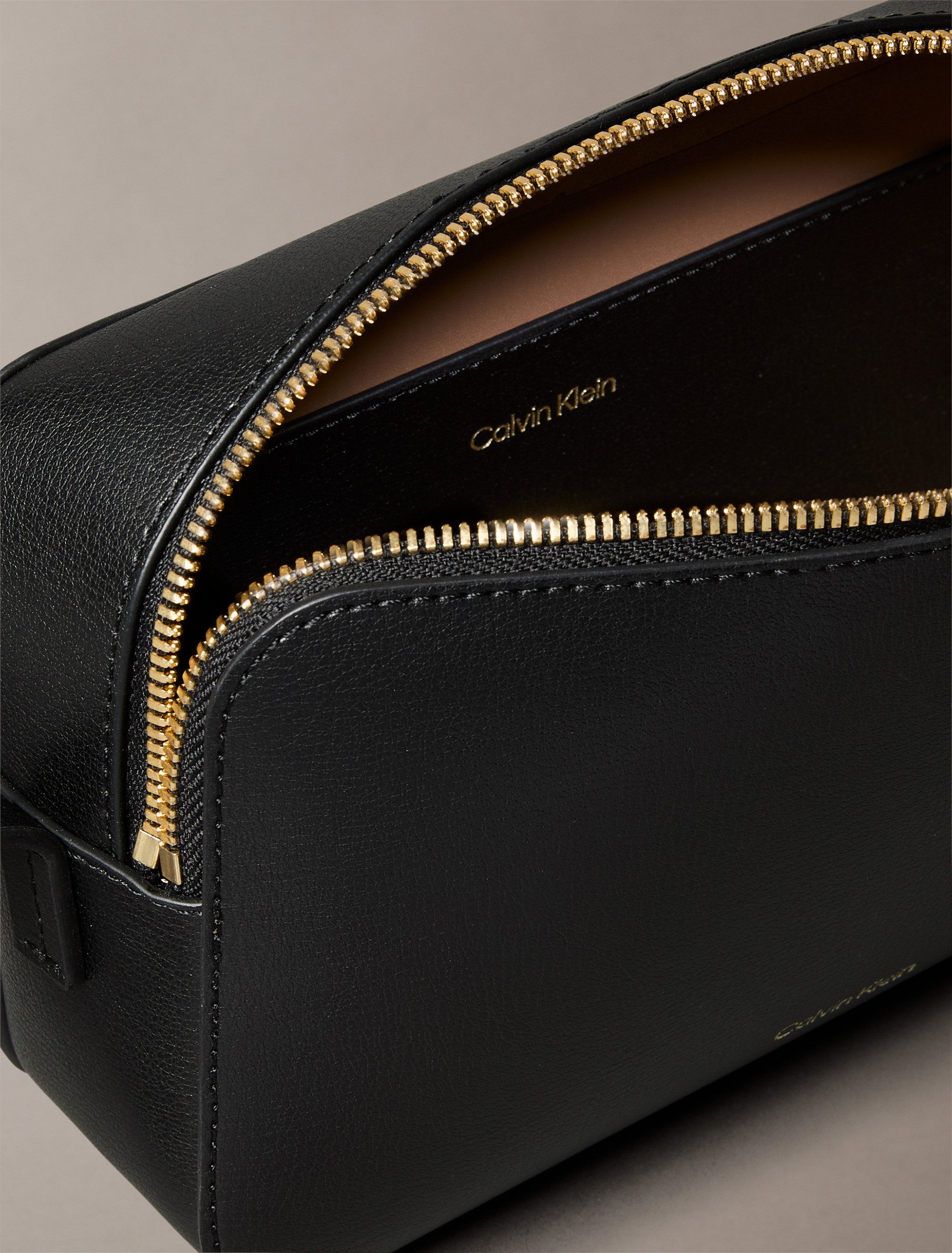 Calvin Klein Mini Bag FOIL LOGO ELONGATED CAMERA BAG, Schultertasche, kleine Damen-Umhängetasche in klassischer Optik