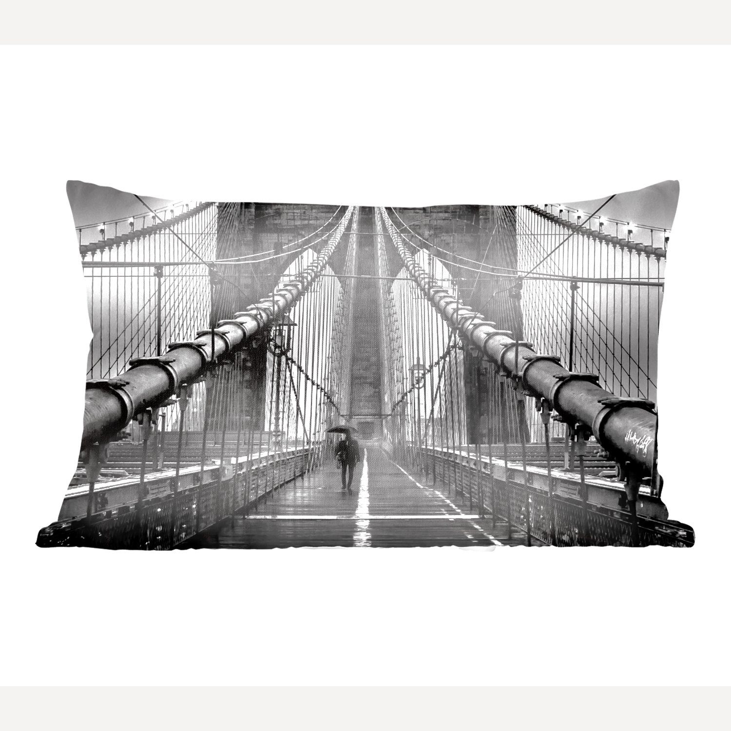 MuchoWow Dekokissen Brooklyn Bridge während des Regens in Schwarz und Weiß, Wohzimmer Dekoration, Zierkissen, Dekokissen mit Füllung, Schlafzimmer