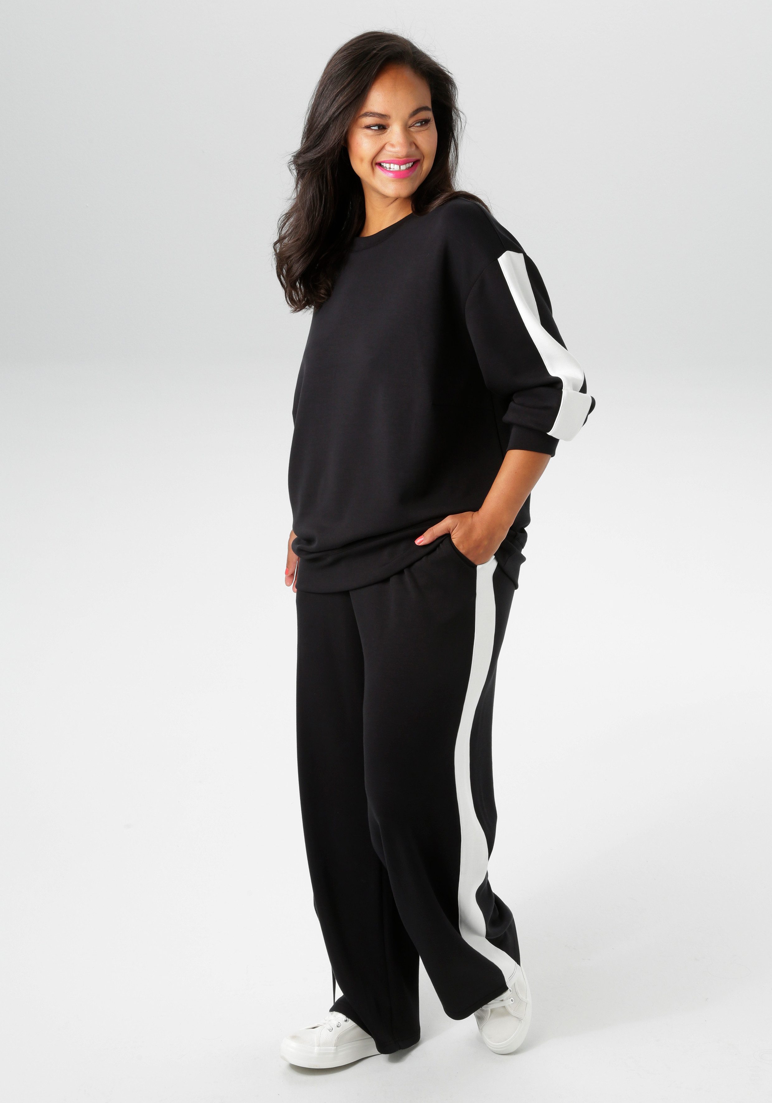 Aniston PLUS Sweatshirt mit trendigen Seitenstreifen günstig online kaufen