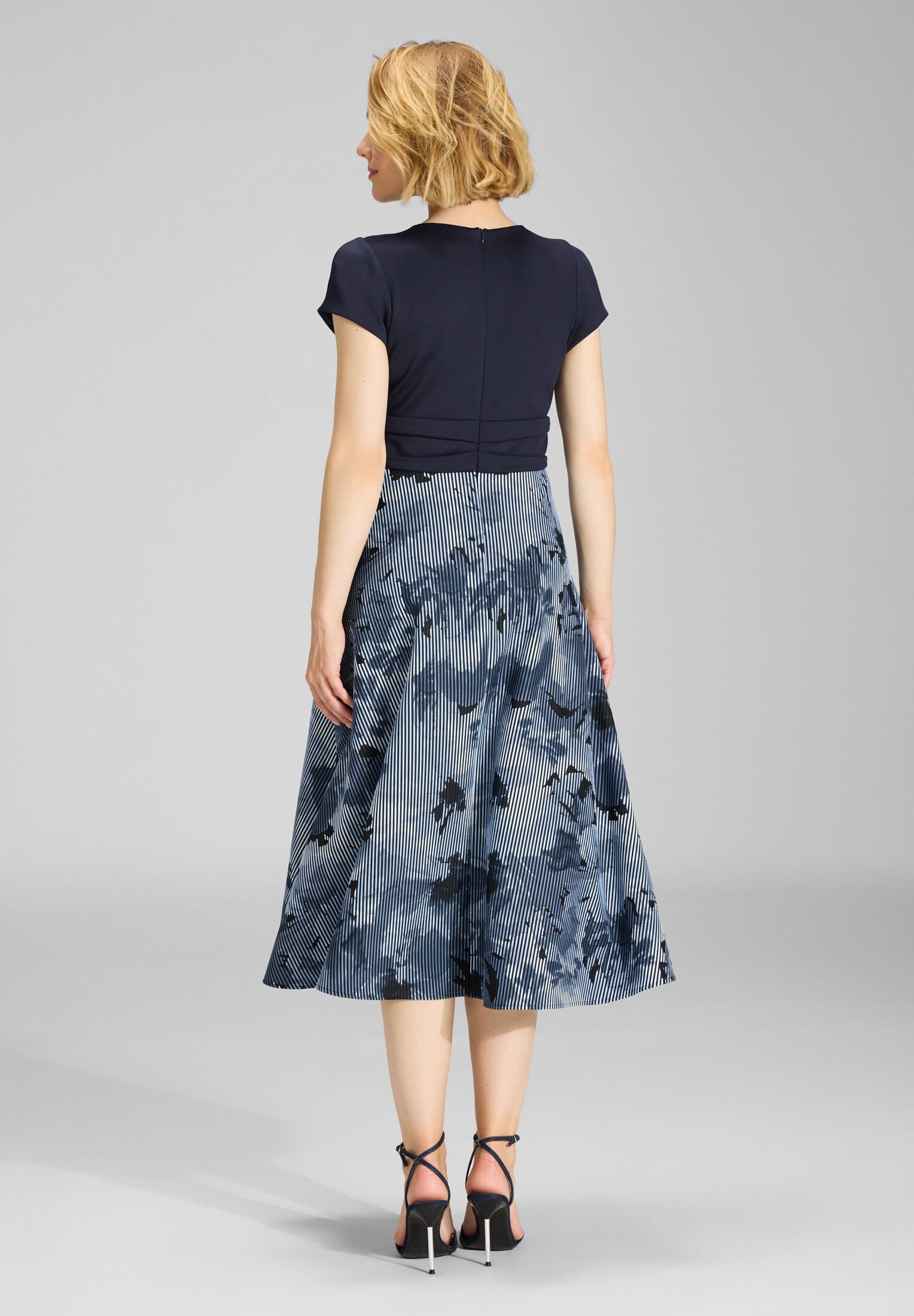 SWING Cocktailkleid - Midi Kleid mit Rock aus bedrucktem Ottoman Figurbetonte Passform mit ausgestelltem Rockteil