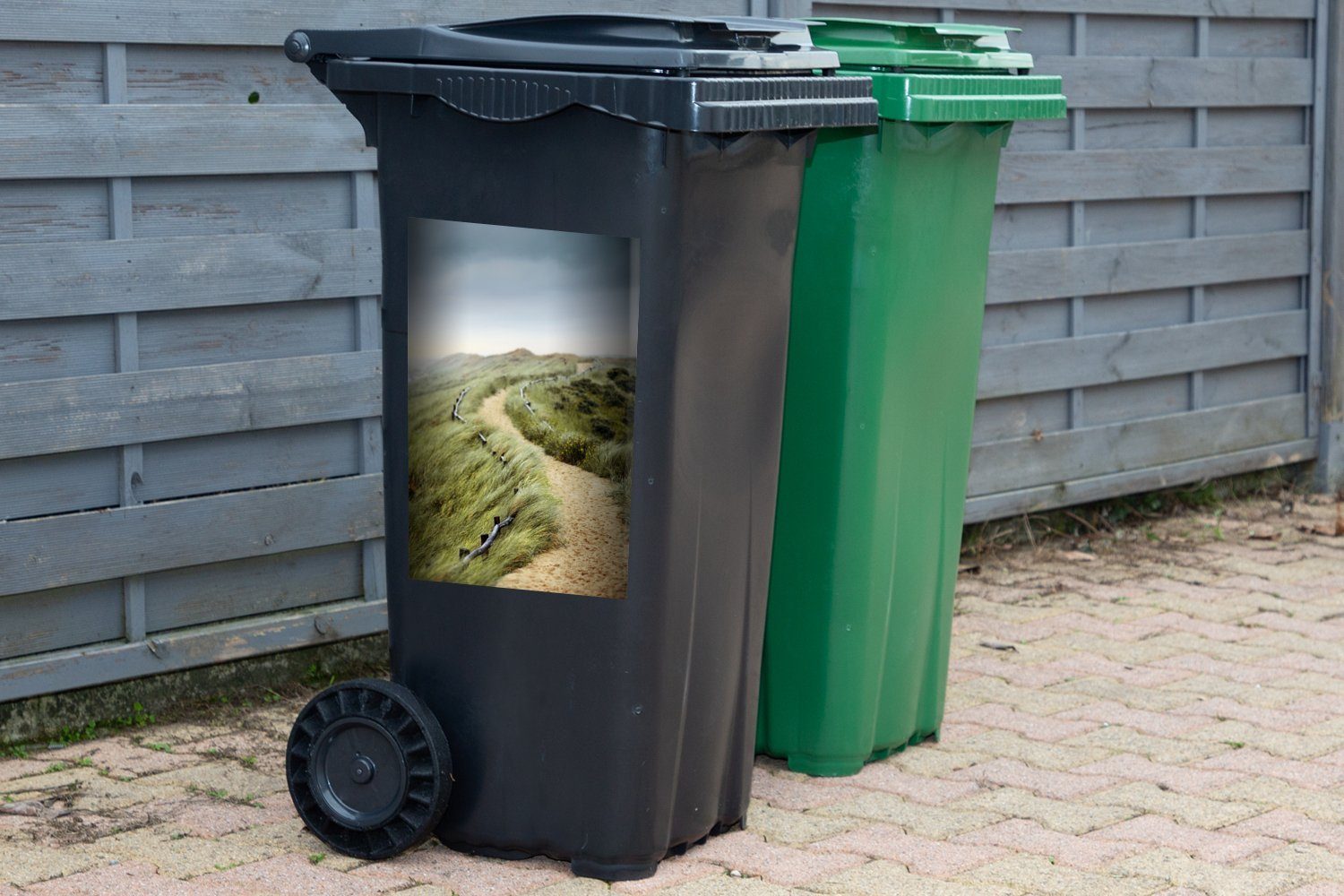 Abfalbehälter den Container, Mülltonne, MuchoWow Sticker, in stürmischen St), an Tag einem Mülleimer-aufkleber, Niederlanden Wandsticker Sandweg Dünen und (1