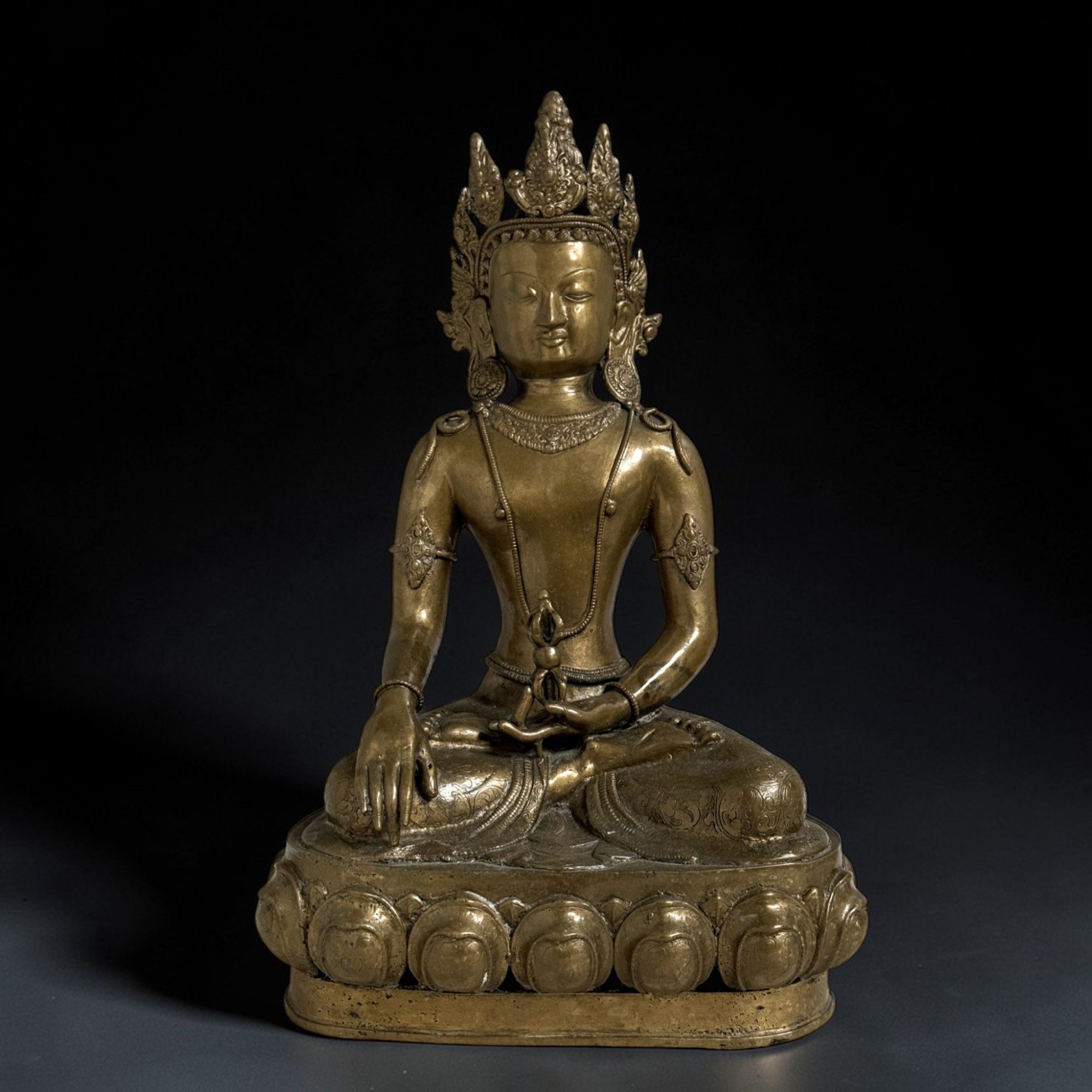 Asien LifeStyle Buddhafigur Gekrönter Tibet Buddha aus Bronze – Skulptur mit Vajra & Erdberührung