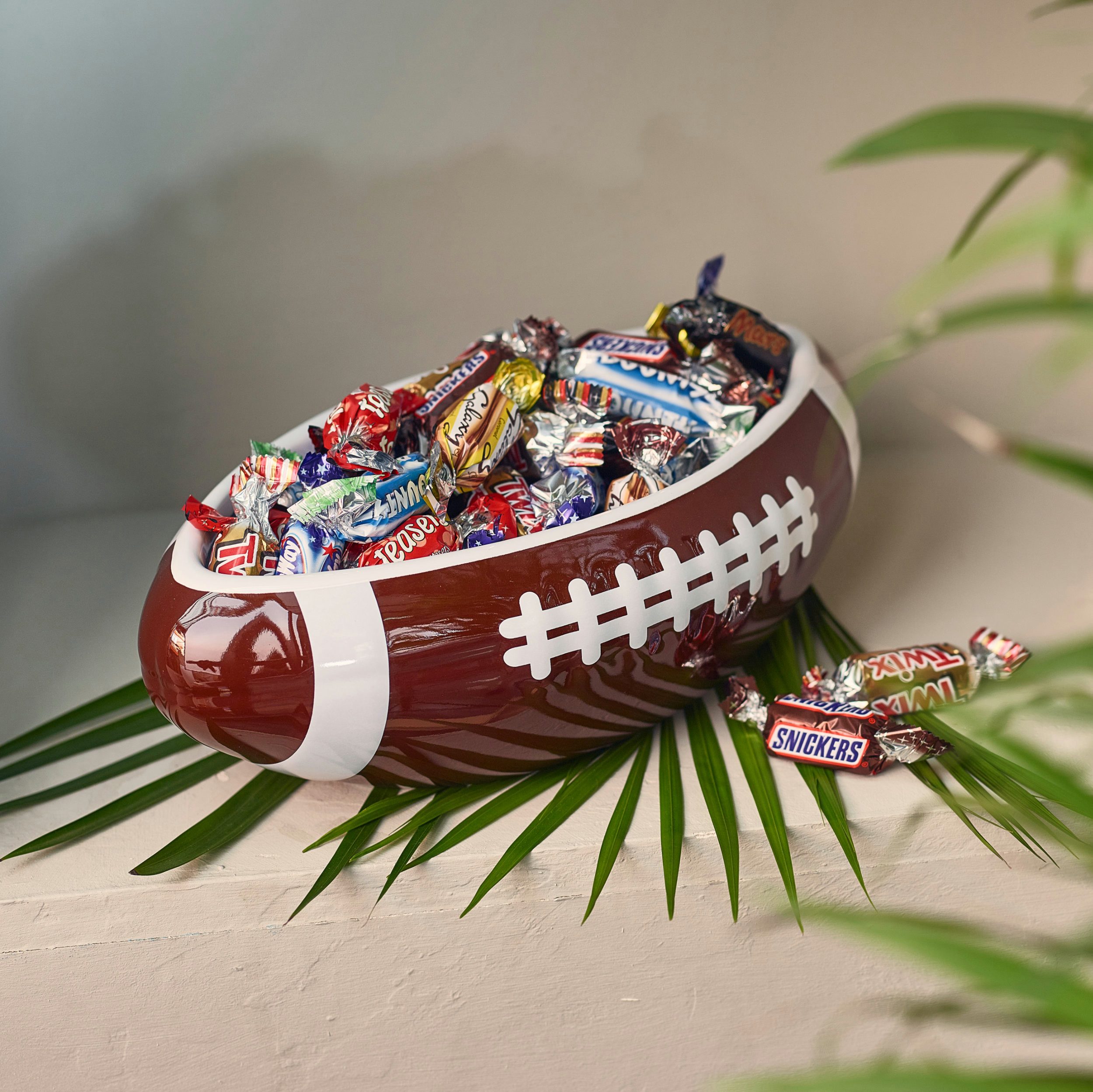 40YARDS Schüssel American Football Schüssel / Schale in American Football Form, Keramik, (Größe: XXL, maßstabsgetreu, 28 cm Länge) mit erhabener Naht
