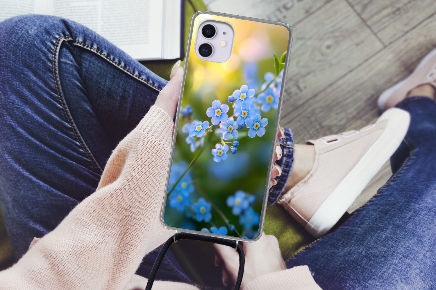 MuchoWow Handyhülle für Apple iPhone 12 Blumen - Blau - Vergissmeinnicht, Tragbare Handyhüllen mit Kette zum umhängen, Handykette Handyband