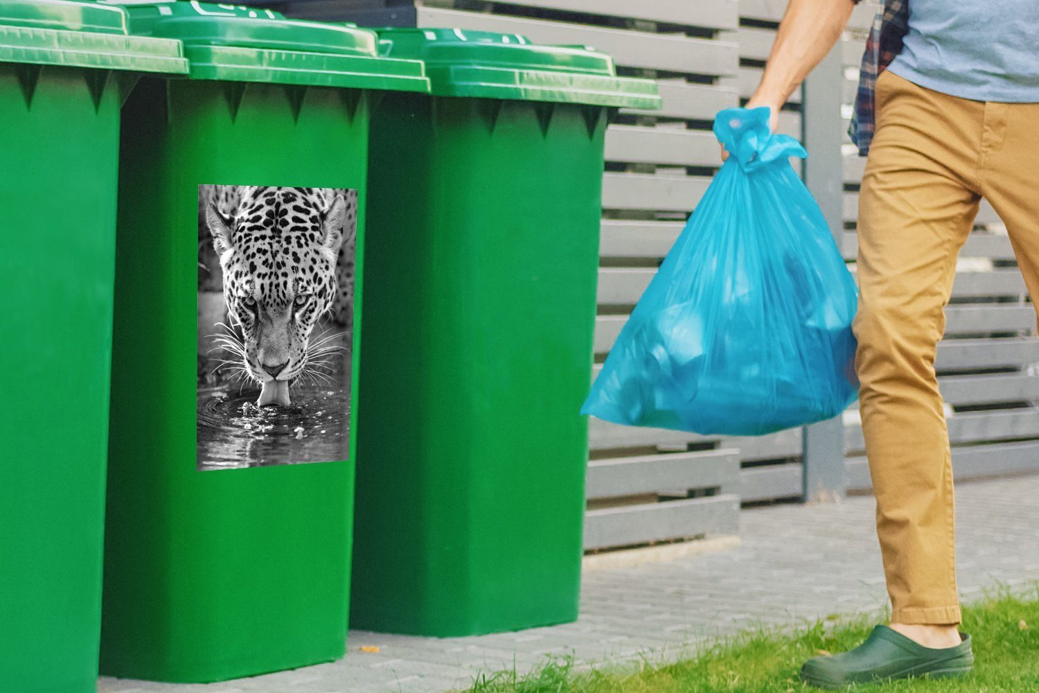 Mülleimer-aufkleber, (1 Sticker, MuchoWow Wandsticker weiß schwarz Container, Mülltonne, Abfalbehälter Jaguar und Trinkender - St),