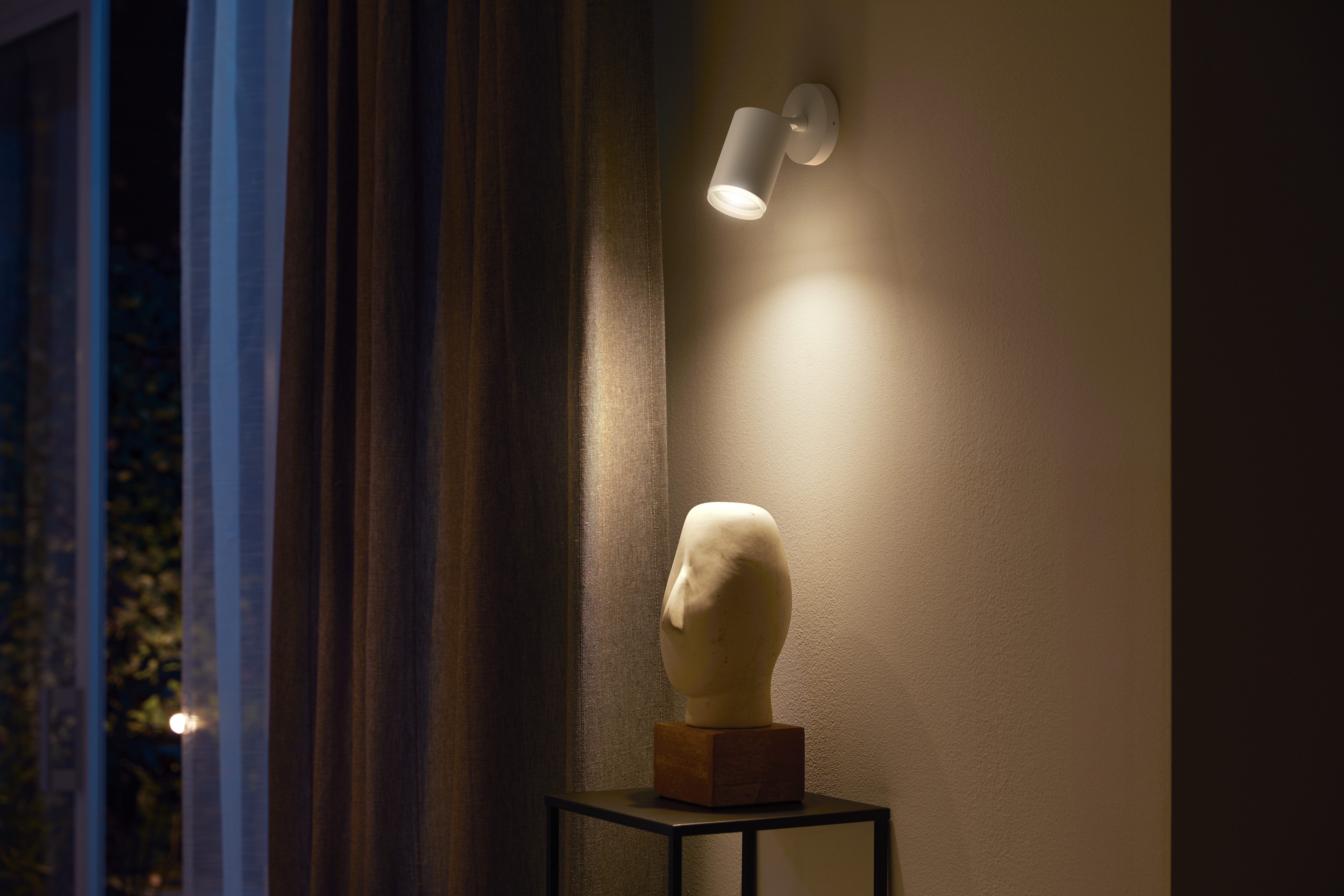 Philips Hue LED Deckenspot White & Color Ambiance Fugato 1er Aufbauspot, Abschaltautomatik, Bluetooth, CCT - über Fernbedienung, Dimmfunktion, Einschlafhilfe, Farbsteuerung, Farbwechsel, Memory, nach Trennung vom Netz, Nachtlichtfunktion, RGB, Smart Home, Timerfunktion, Weckerfunktion, dimmbar über Fernbedienung, mehrere Helligkeitsstufen, LED wechselbar, Farbwechsler, RGB, warmweiß - kaltweiß, Steuerbar per App und Stimme, Smart Home fähig, Farbfähig und Weißtöne