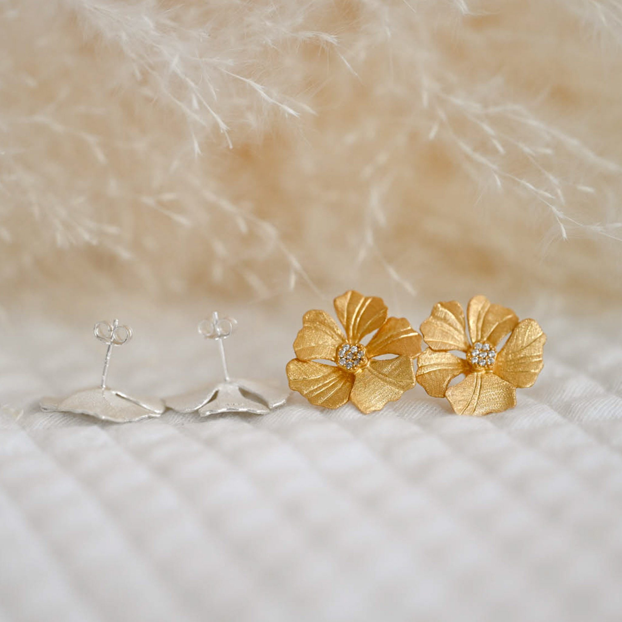 Runde Perlé Paar Ohrstecker blühende Pfingstrose, handgefertigte Ohrringe, günstig online kaufen