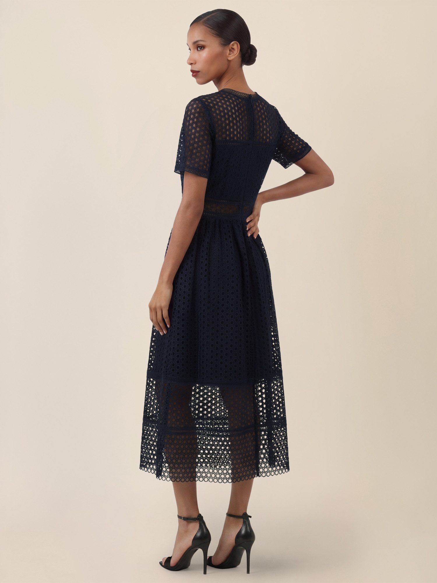 Apart Spitzenkleid mit Häkelspitze und Transparenz