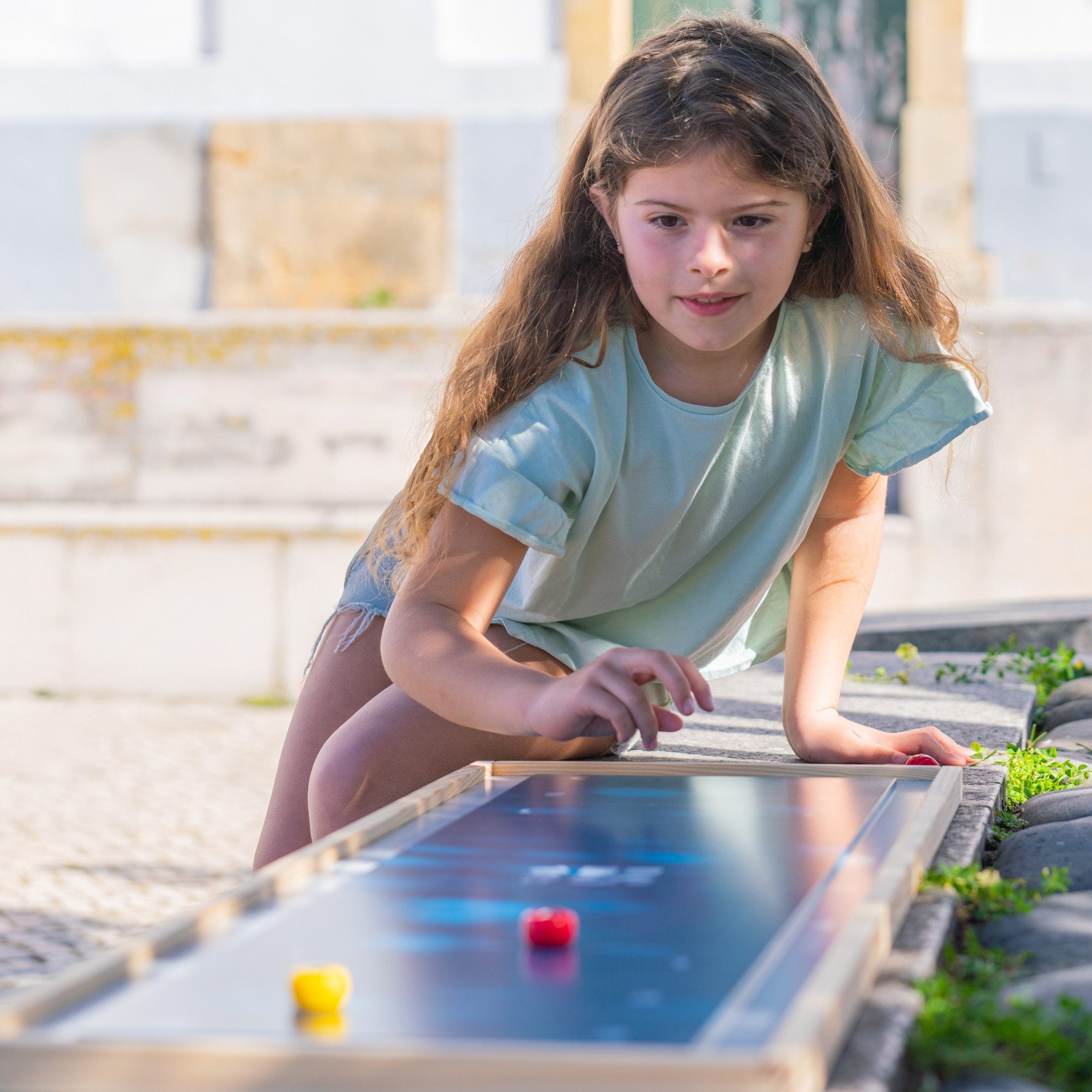 BS Toys Spieltisch Shuffleboard aus Holz, Tischspiel, Spielauflage für den Tisch, (glatte Oberfläche und gut gleitende Schieber (Pucks/Disks/Cues), Geschicklichkeitsspiel, Shuffle Board