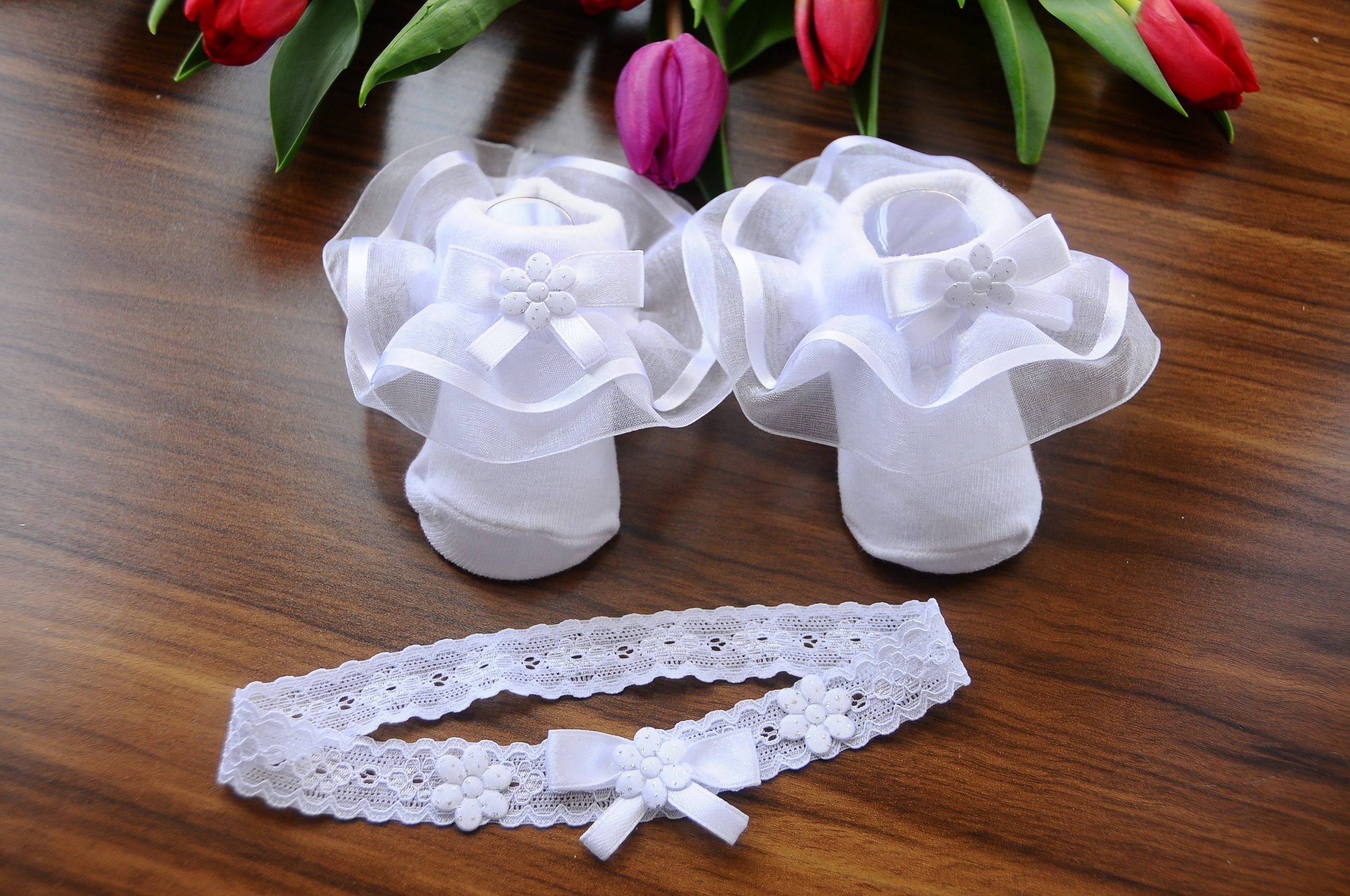 La Bortini Socken Socken und Stirnband für Baby Kinder weiß festlich Strümpfe Rüschen elastisch, 44 50 56 62 68 74 80 86 92 98 104 mit Schleifchen