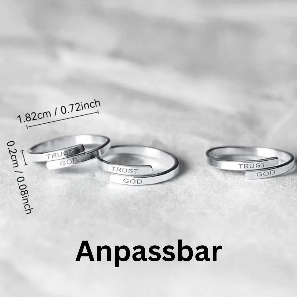 XCOAST Ring mit Gravur TRUST GOD Ring aus Edelstahl – silber & verstellbar (Valentinstag Geschenk, Edelstahl), Fingergrößen von 17mm bis 19mm Durchmesser (anpassbar)