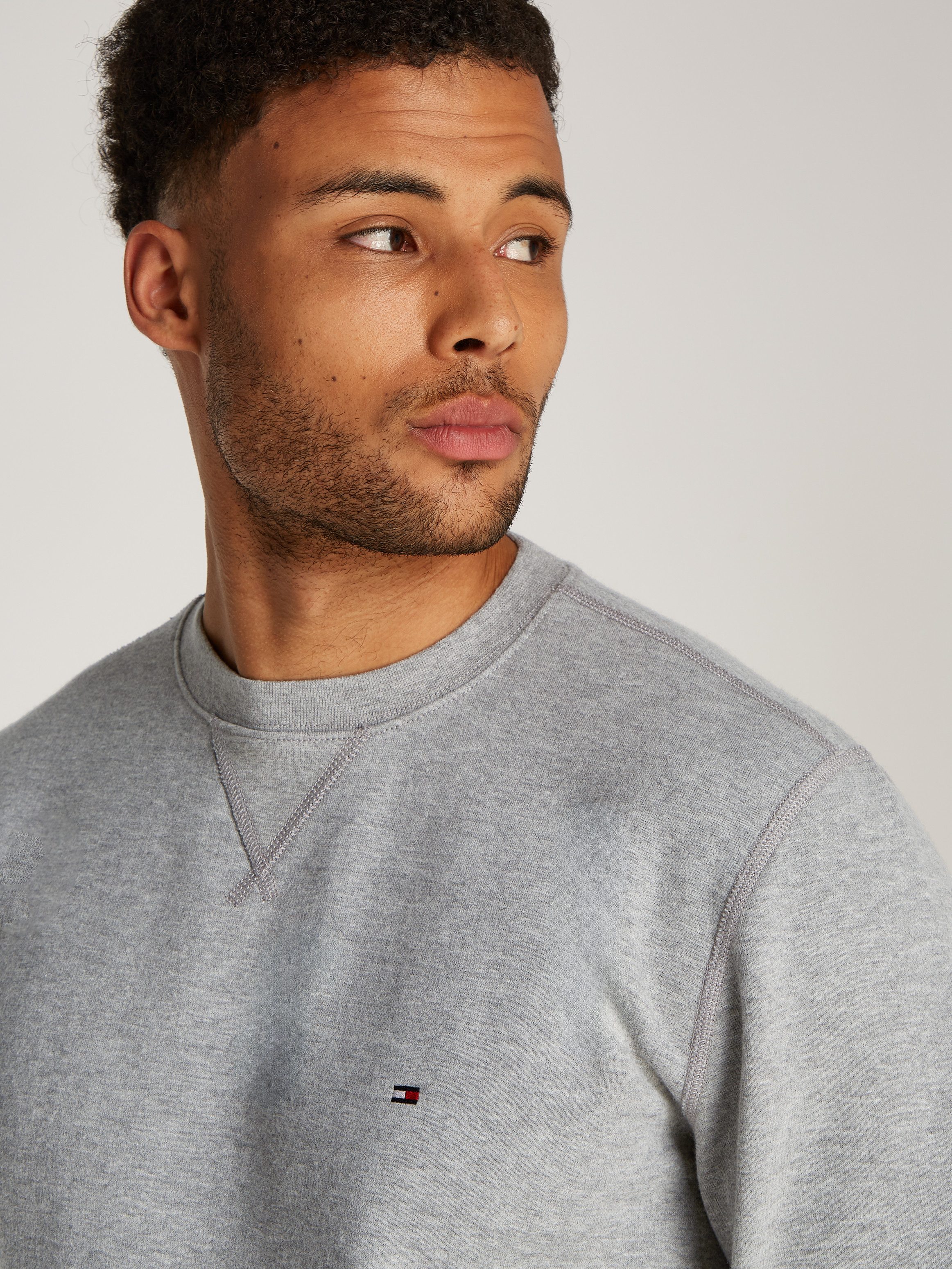 Tommy Hilfiger Sweatshirt ESSENTIAL FLEECE CREWNECK mit Tommy Hilfiger Logostickerei, Regular Fit
