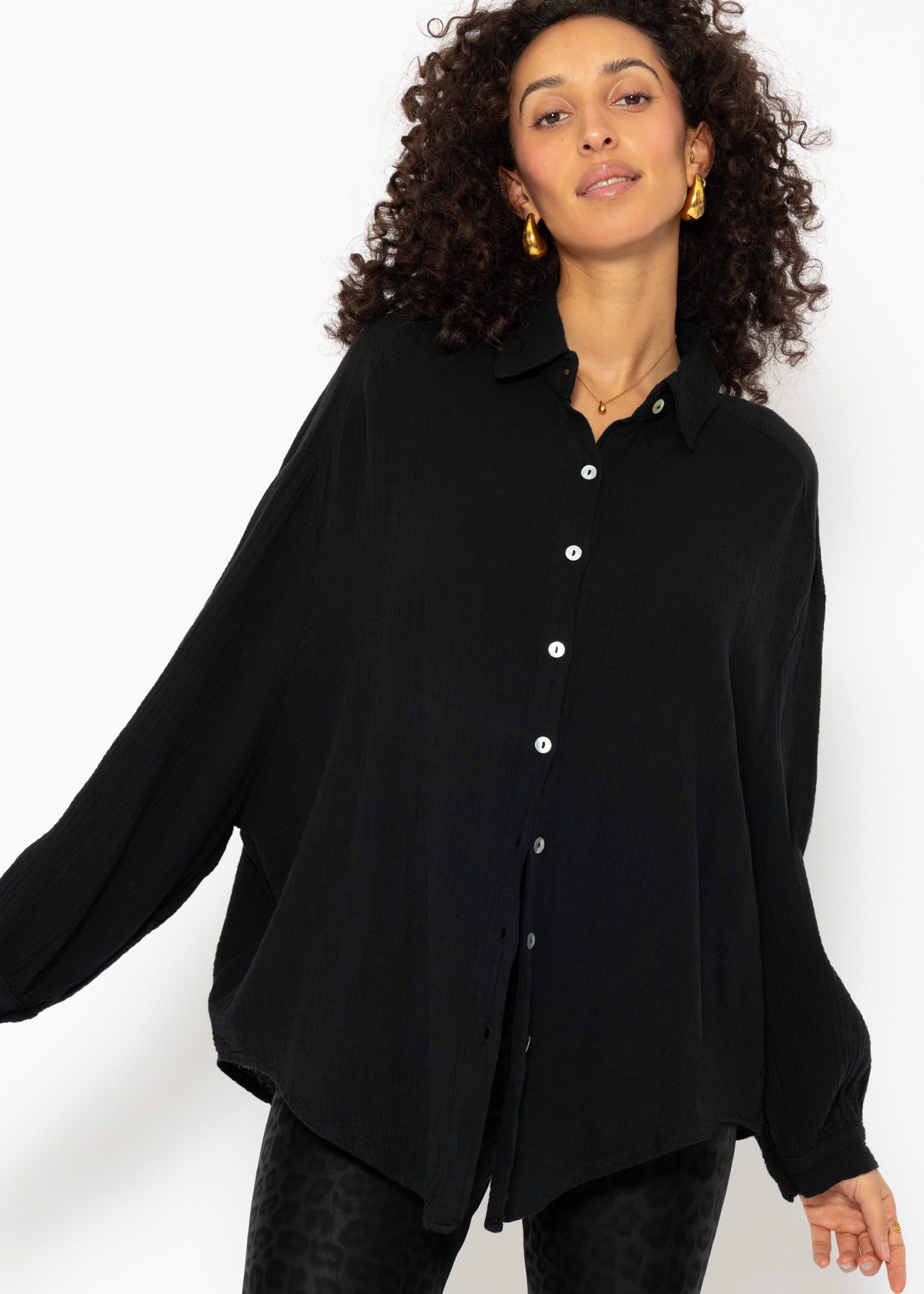 SASSYCLASSY Longbluse Oversize Musselin Bluse Damen kurz Langarm Elegant Hemdbluse lang aus Baumwolle mit V-Ausschnitt, One Size (Gr. 36-48) – Bild 4 von 5