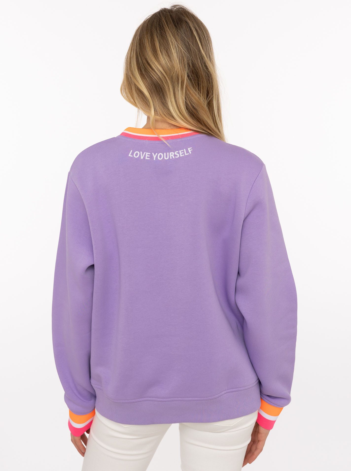 Zwillingsherz Hoodie "Love Yourself" Rundhals, gestreifte Neon-Bündchen, gestickter Schriftzug