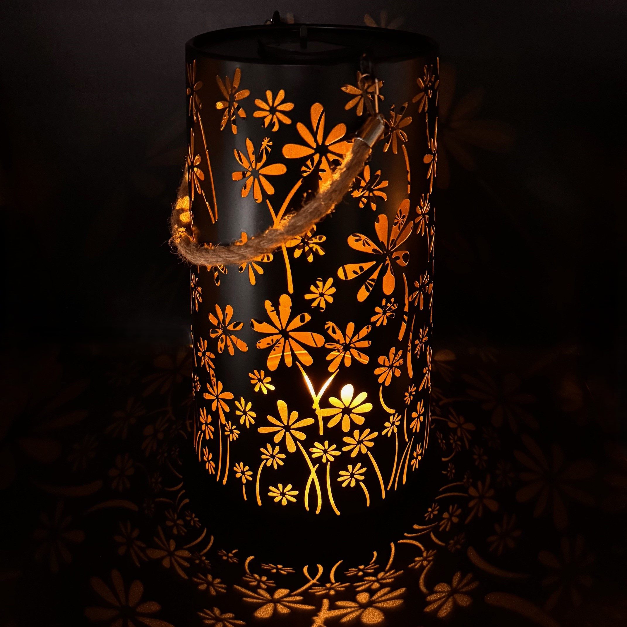 Online-Fuchs LED Laterne mit Solarbeleuchtung und Lichtspiel - Outdoor - Schwarz, 37 cm groß, faszinierendes Blumebild in der Dunkelheit, warmweiße Beleuchtung, Dekoration für Garten, Terrasse und Balkon