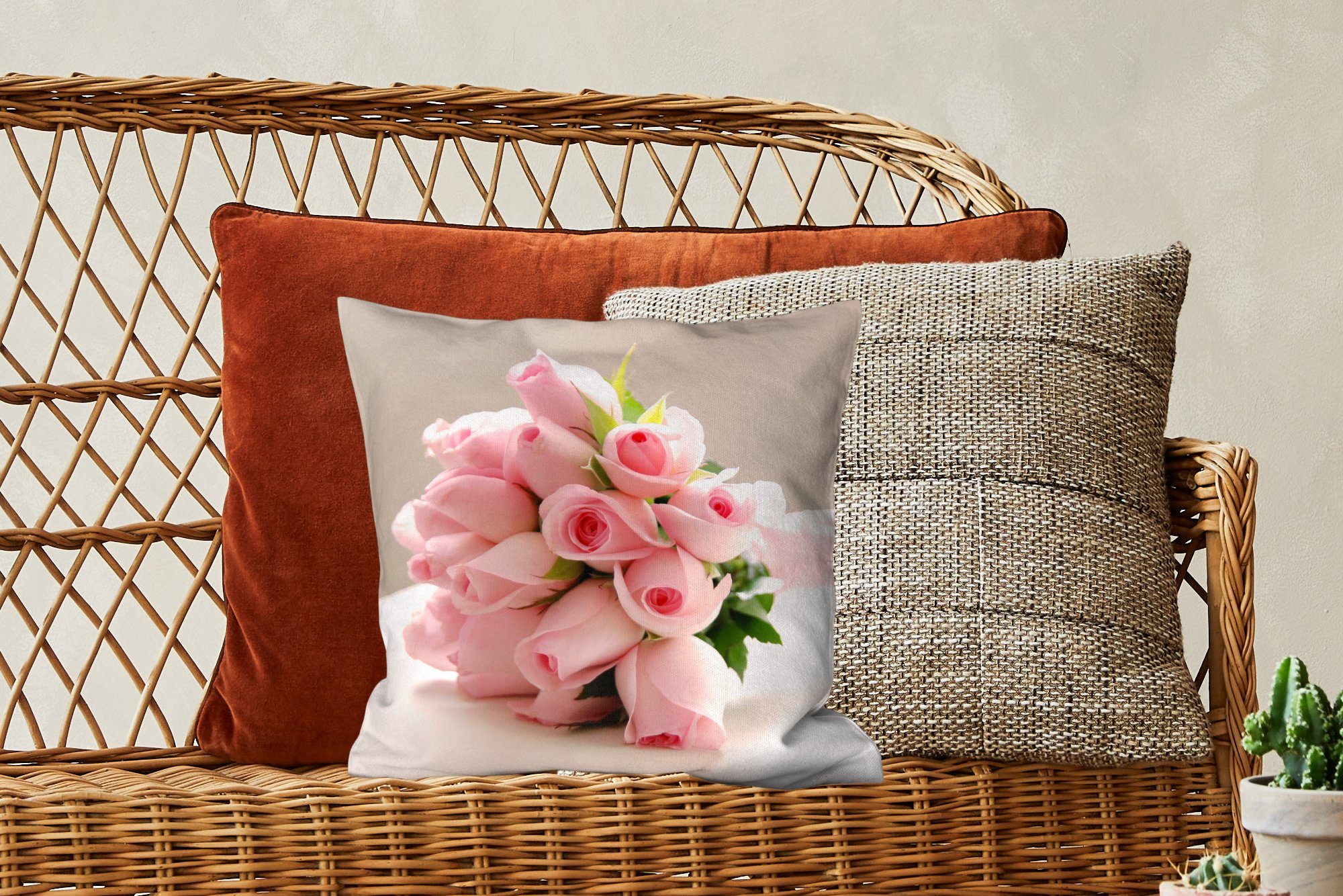 auf Tisch, Schlafzimmer, mit Wohzimmer, aus rosa Sofakissen Füllung Zierkissen Dekokissen Blumenstrauß Rosen weißen für MuchoWow Deko, einem Ein