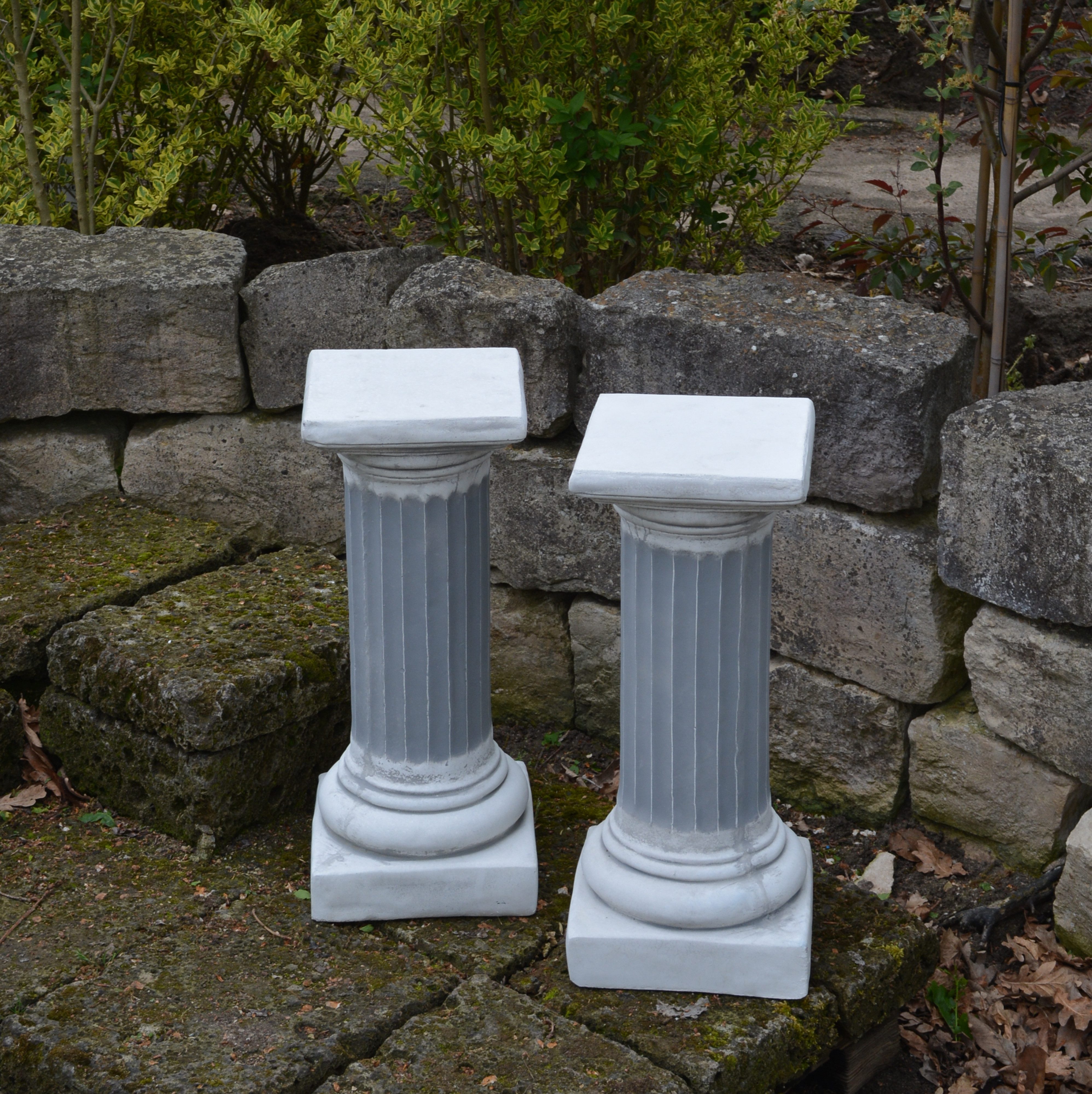 gartendekoparadies.de Gartensockel Sonderangebot: Zwei runde Säulen, Steinsockel, H. 54 cm, G. 60 kg, Frostsicher