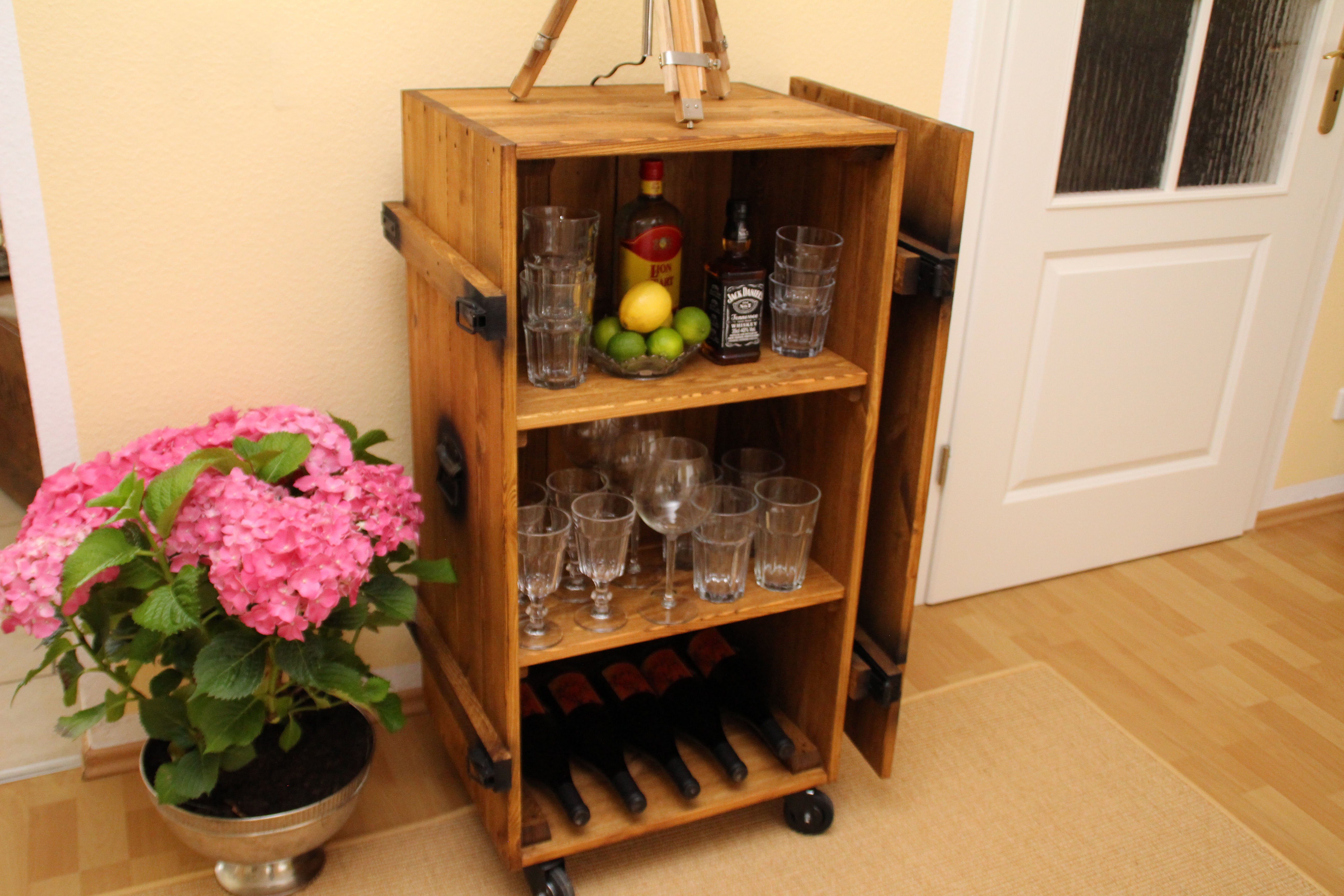 Uncle Joe´s Barschrank im stylishen Truhen-Design
