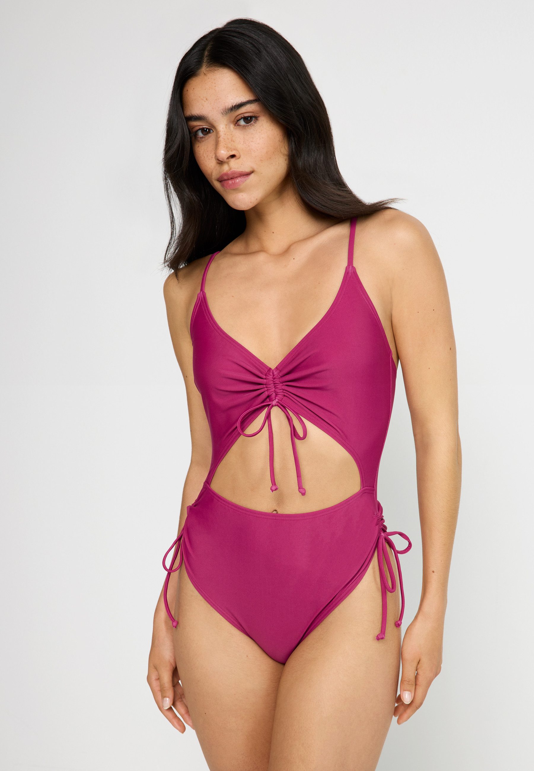LSCN by LASCANA Badeanzug Gina mit modischen Raffungen. € 54,99