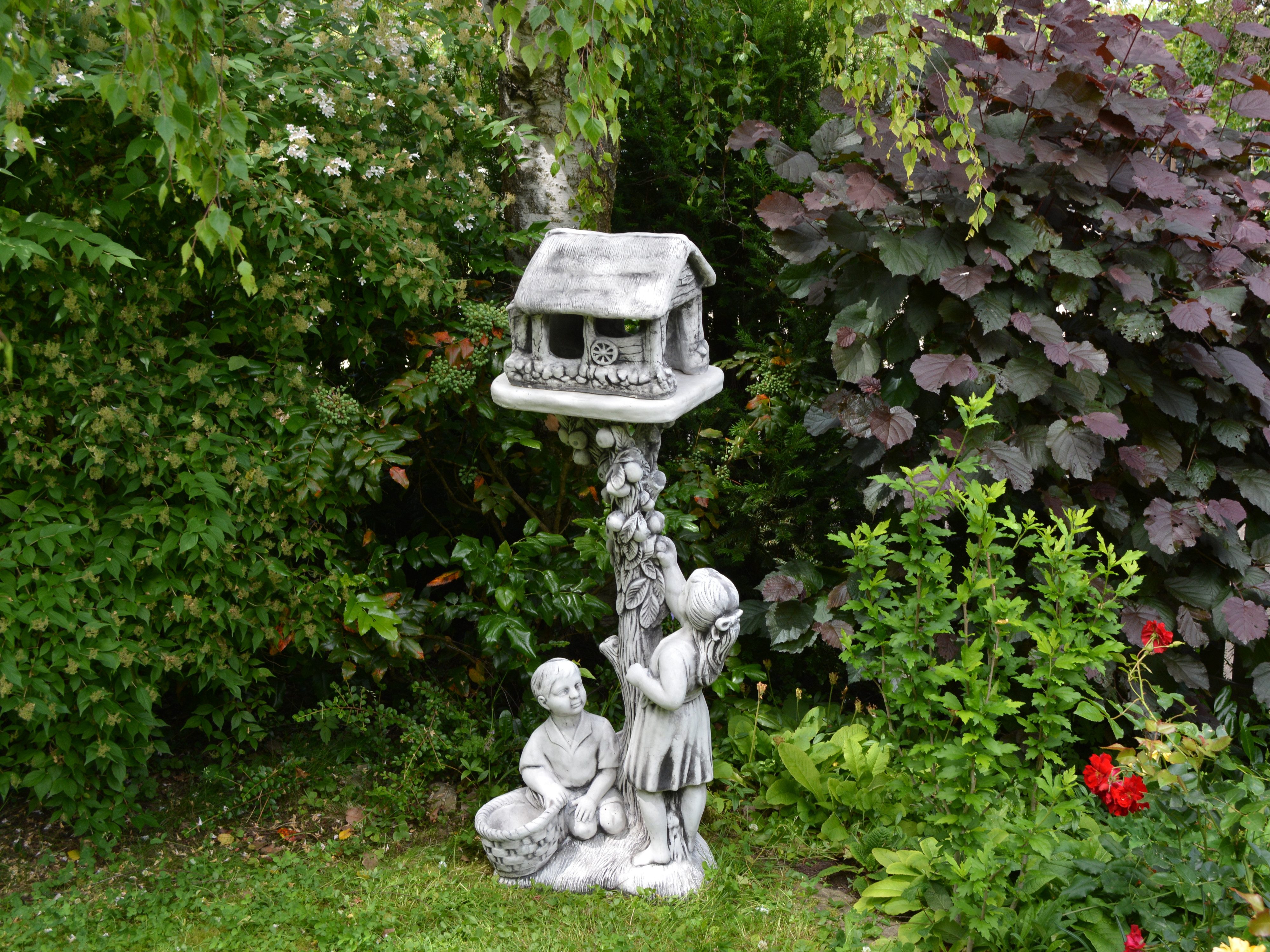 gartendekoparadies.de Gartenfigur Junge & Mädchen mit Vogelhaus Steinfigur 138 cm Steinguss 122 kg, Frostsicher