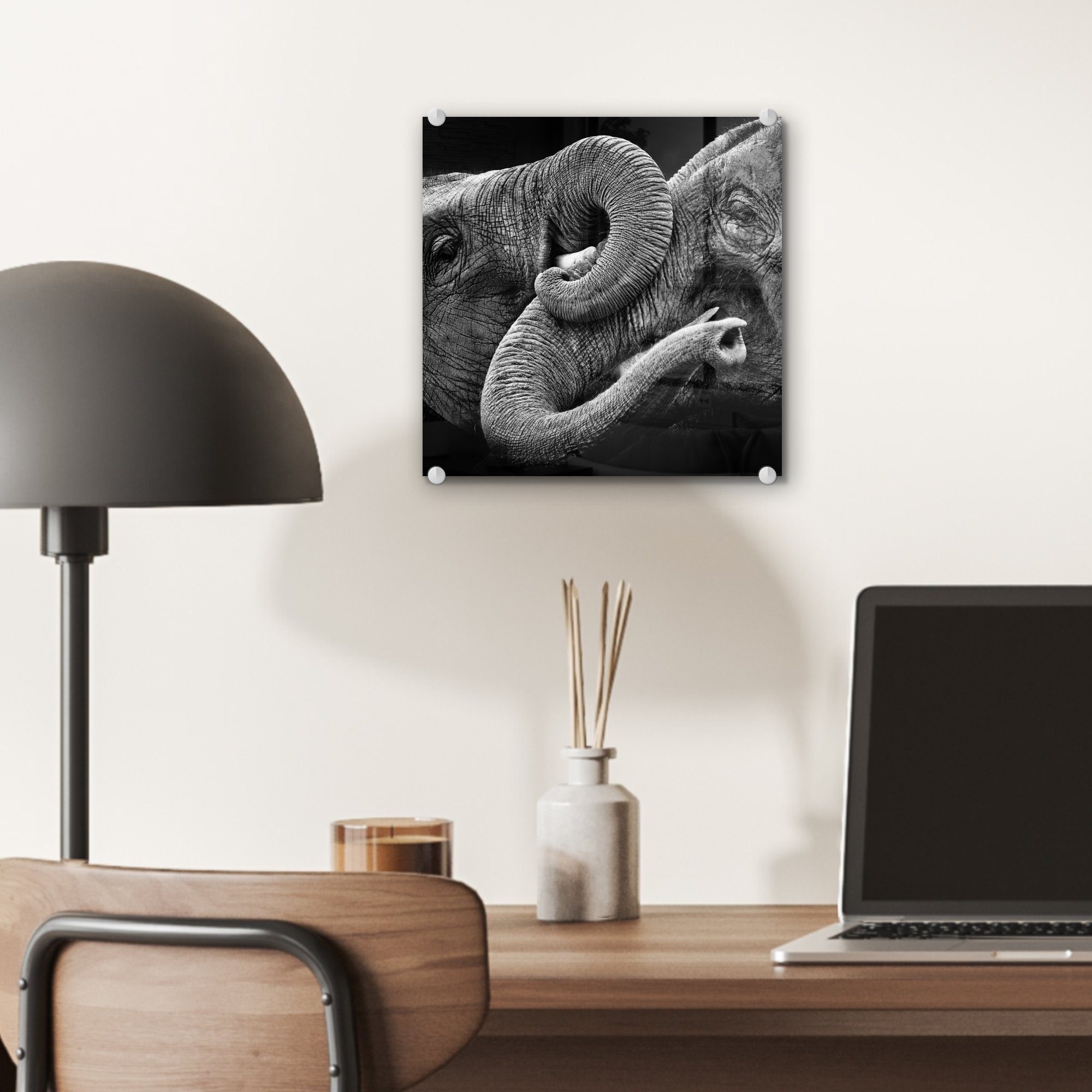 MuchoWow Acrylglasbild Umarmung von Schwarz - St), in auf Glas Weiß, - schwarzem Wandbild Wanddekoration Glasbilder auf Elefanten Glas - Hintergrund Bilder (1 und Foto auf