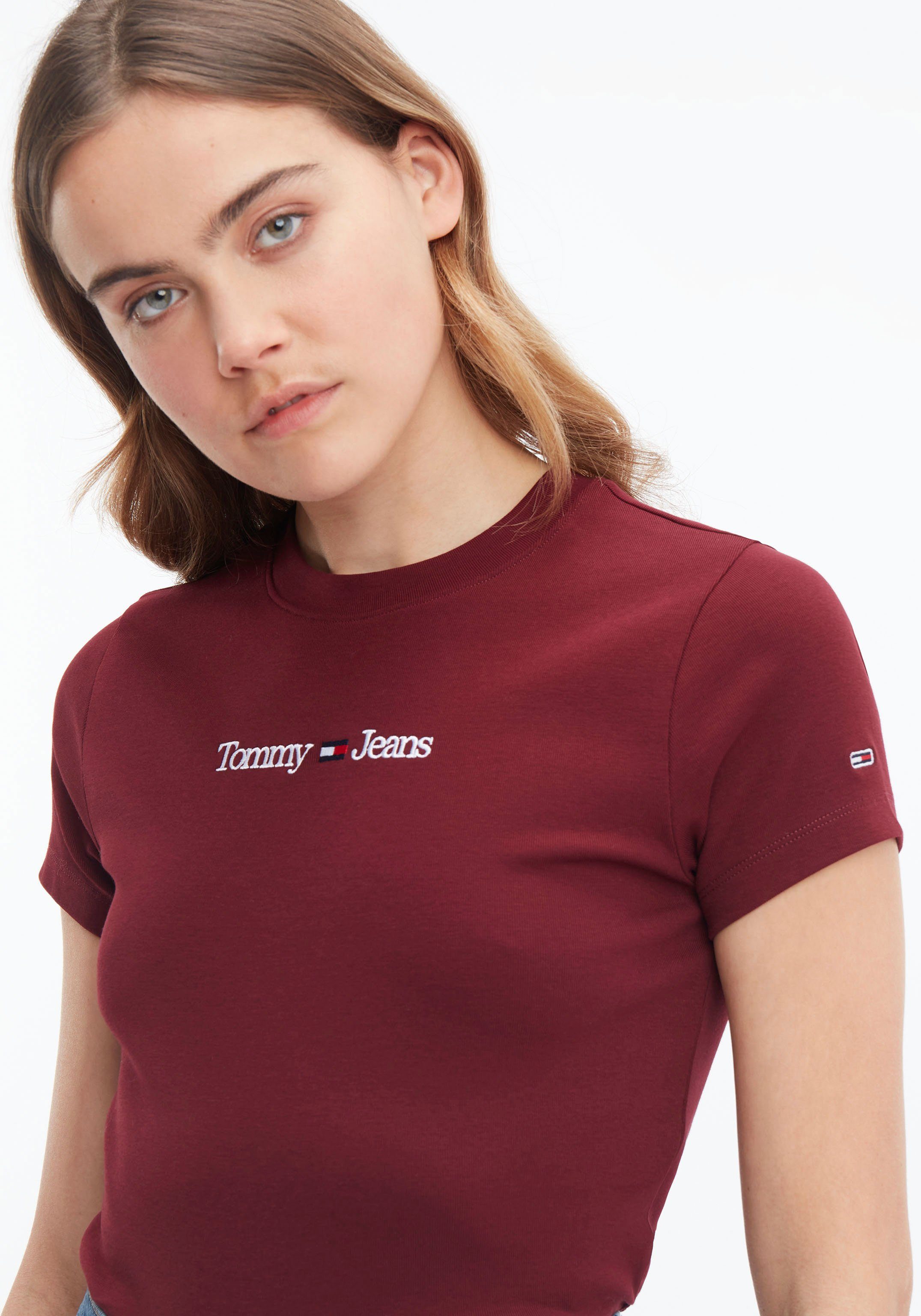 Tommy Jeans Kurzarmshirt Jeans dunkelrot Tommy LINEAR dezenten mit SS Stickereien SERIF TJW BABY