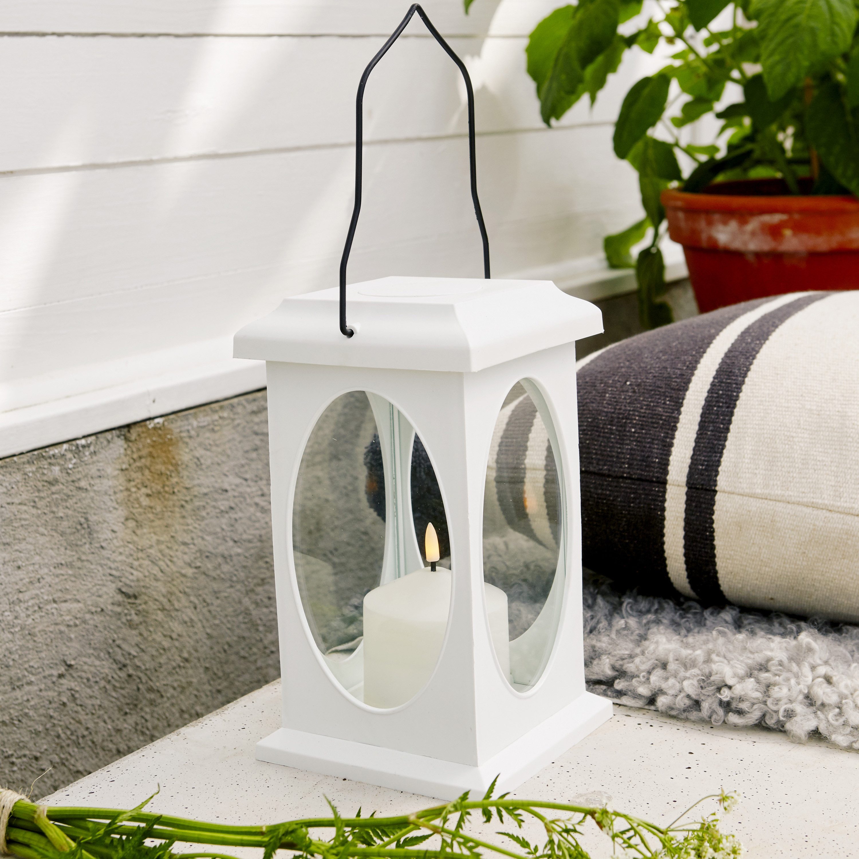 STAR TRADING Außen-Tischleuchte Flamme, LED Outdoor-Laterne,Flamme, Batterie & Timer, mit Aufhängung, weiß