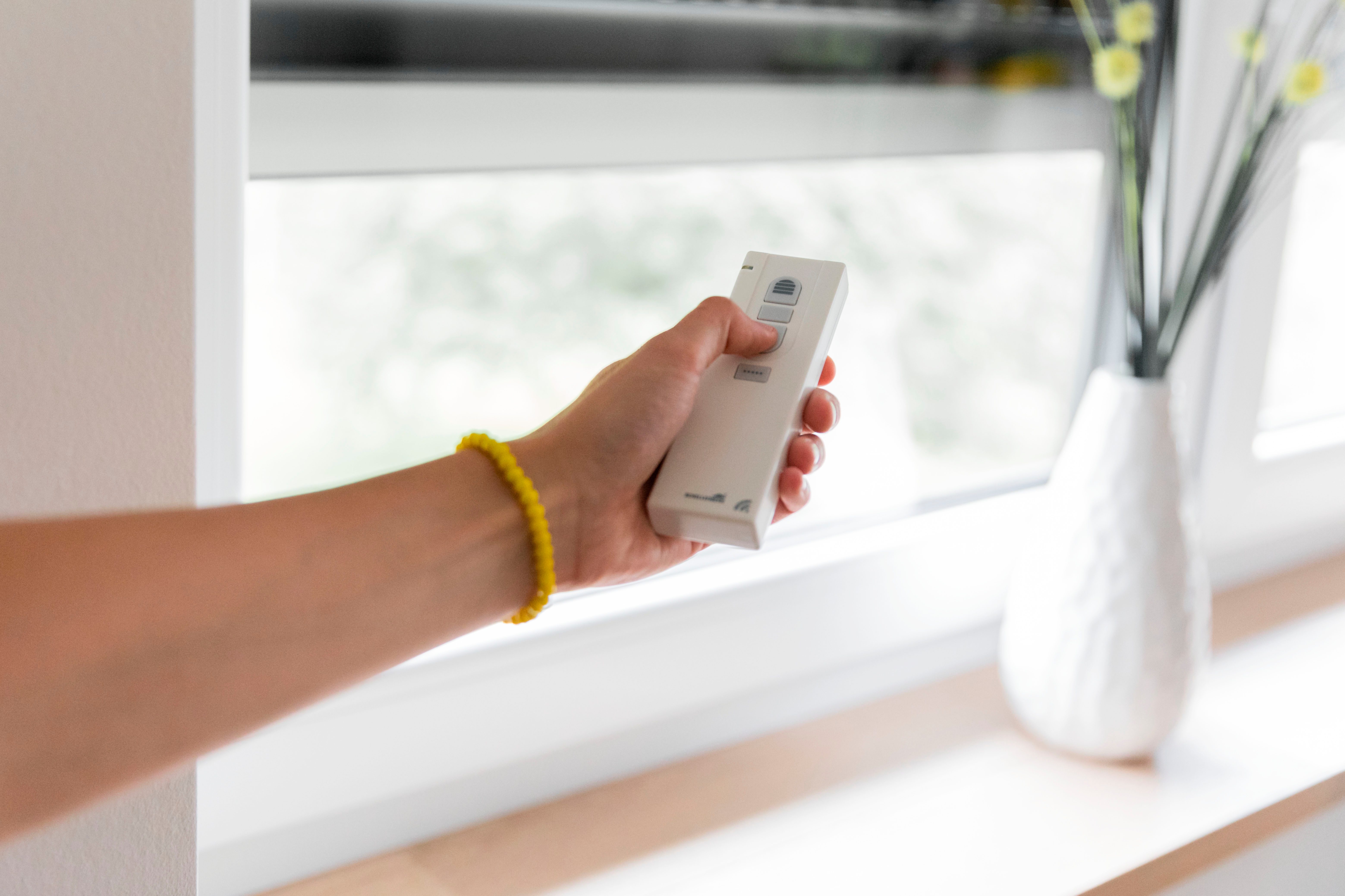 SCHELLENBERG Rollladen-Funksteuerung Funk-Handsender zur Bedienung von Markisen-, 2-tlg., Rollläden- oder Torantriebe, 5-Kanal Fernbedienung