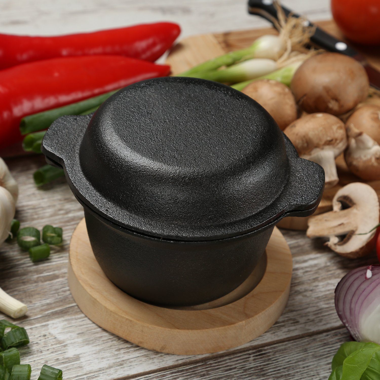 GAUMENKICK Serviertopf Gusstöpfchen Deckel u. Holzuntersetzer Grilltopf D: 10cm H: 9cm 0,3L, Gusseisen (1-tlg)