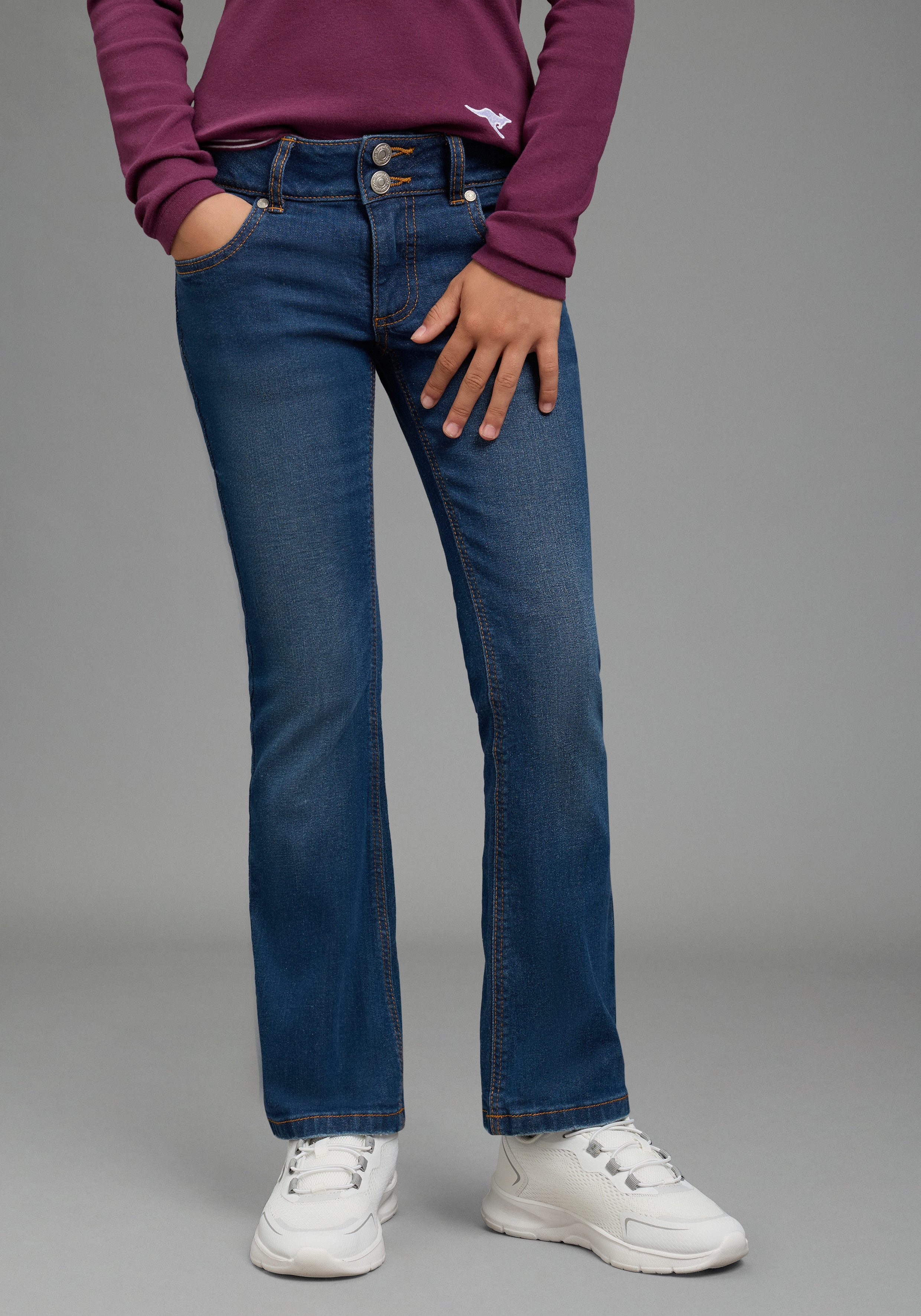 KangaROOS Bootcut-Jeans Stretchjeans von KangaROOS in Boot Cut Form, mit Po-Ziernähten Modische Jeans mit Ziernähten auf Po-Tasche, in authentischer Waschung