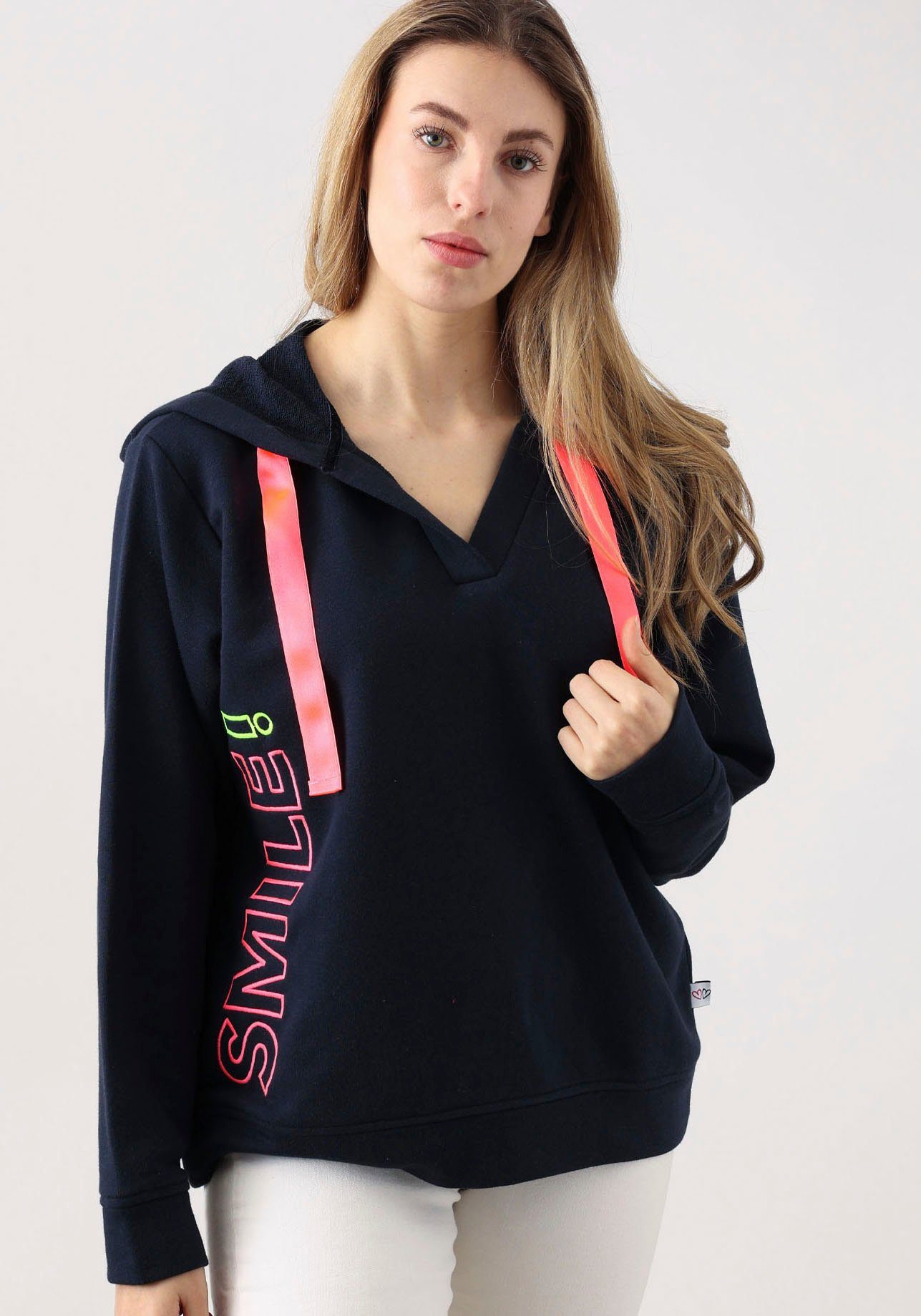 Zwillingsherz Sweatshirt Smile mit V-Ausschnitt, Frontprint durch das Wort Smile, neonfarben