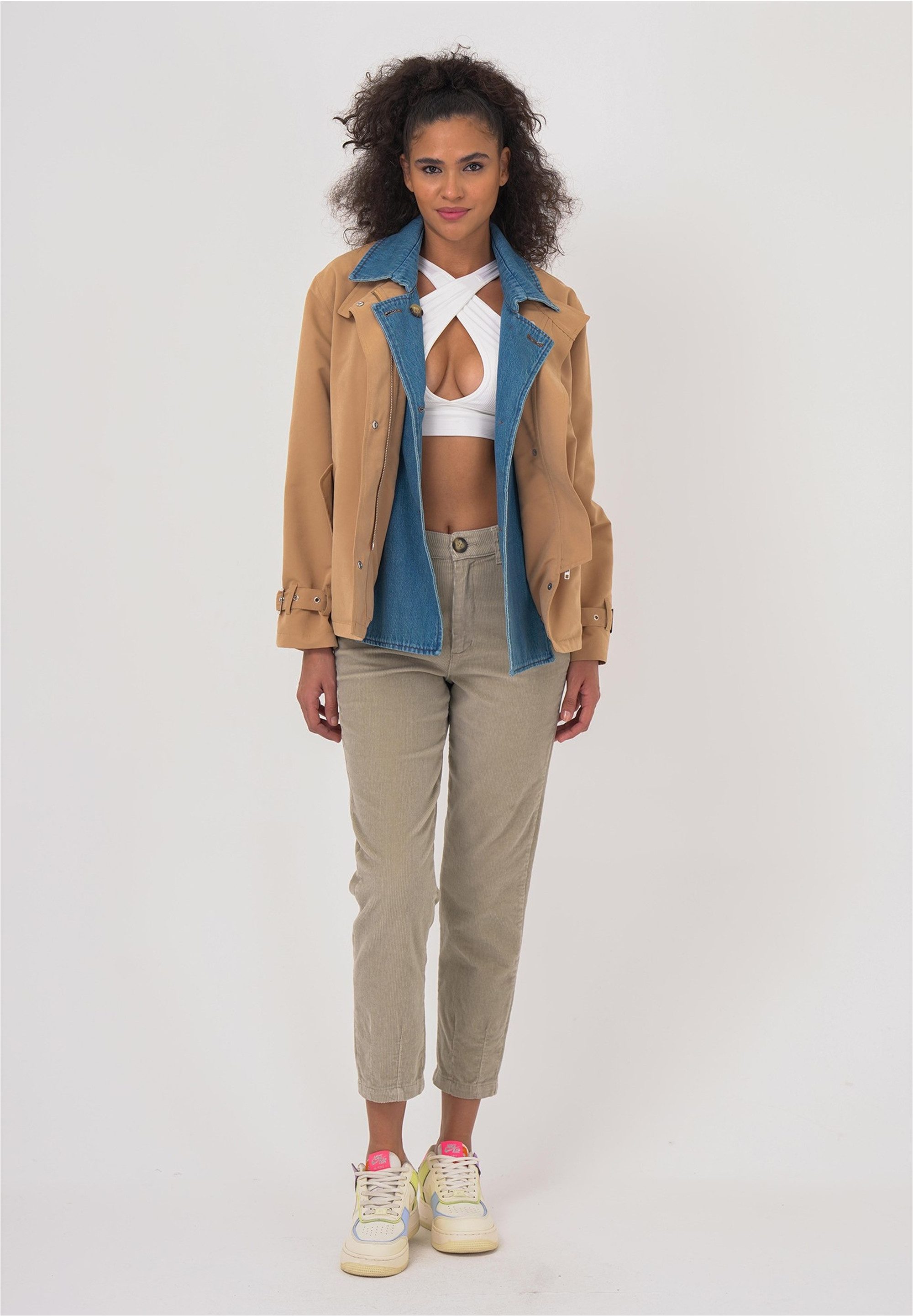 freshlions Trenchcoat Zelda (1-tlg) mit stilvollem Reverskragen – Bild 4 von 5