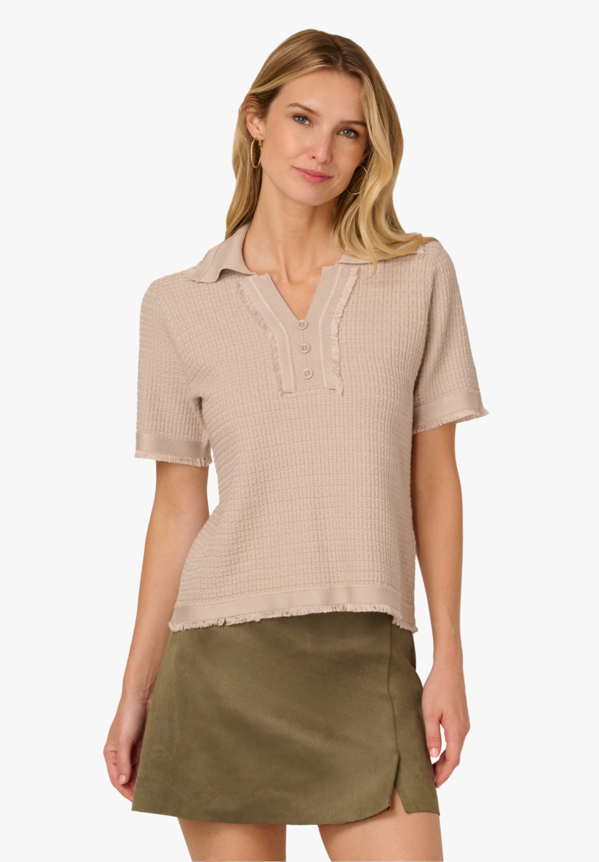 Adrianna Papell Stricktop Short Sleeve Button Front Polo Fray Edge Sweater Elegantes T-shirt aus Waffelpikee mit zarten Fransen am Kragen