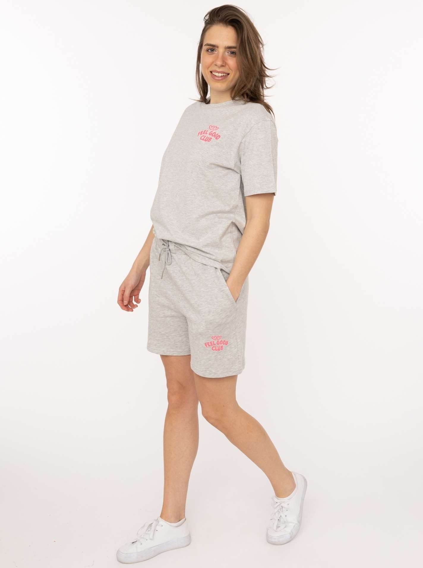 Zwillingsherz Sweathose "Feel Good Club" leichtes Sweatmaterial, Stickerei, Eingriffstaschen