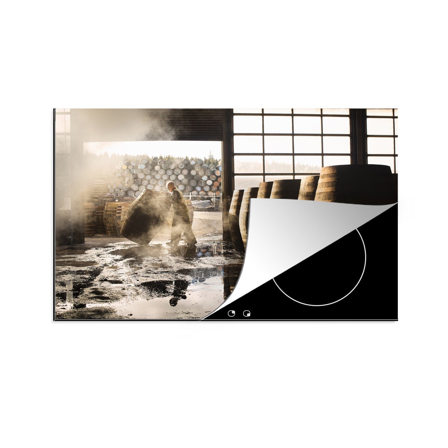 MuchoWow Herdblende-/Abdeckplatte Männlicher Angestellter in einer Whiskyfabrik, Vinyl, (1 tlg), 81x52 cm, Induktionskochfeld Schutz für die küche, Ceranfeldabdeckung