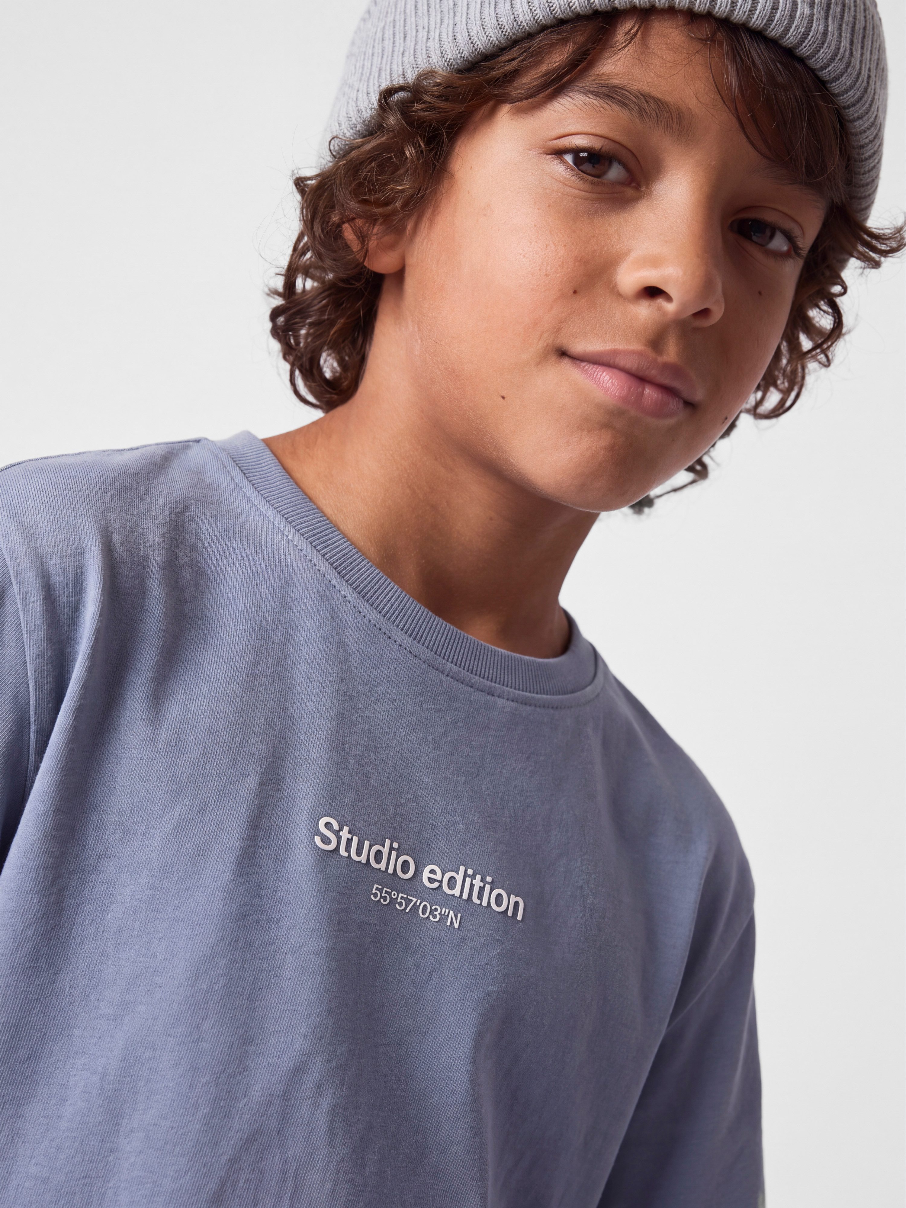 Name It T-Shirt NKMBRODY SS NREG TOP NOOS mit dezentem 3D-Frontmotiv