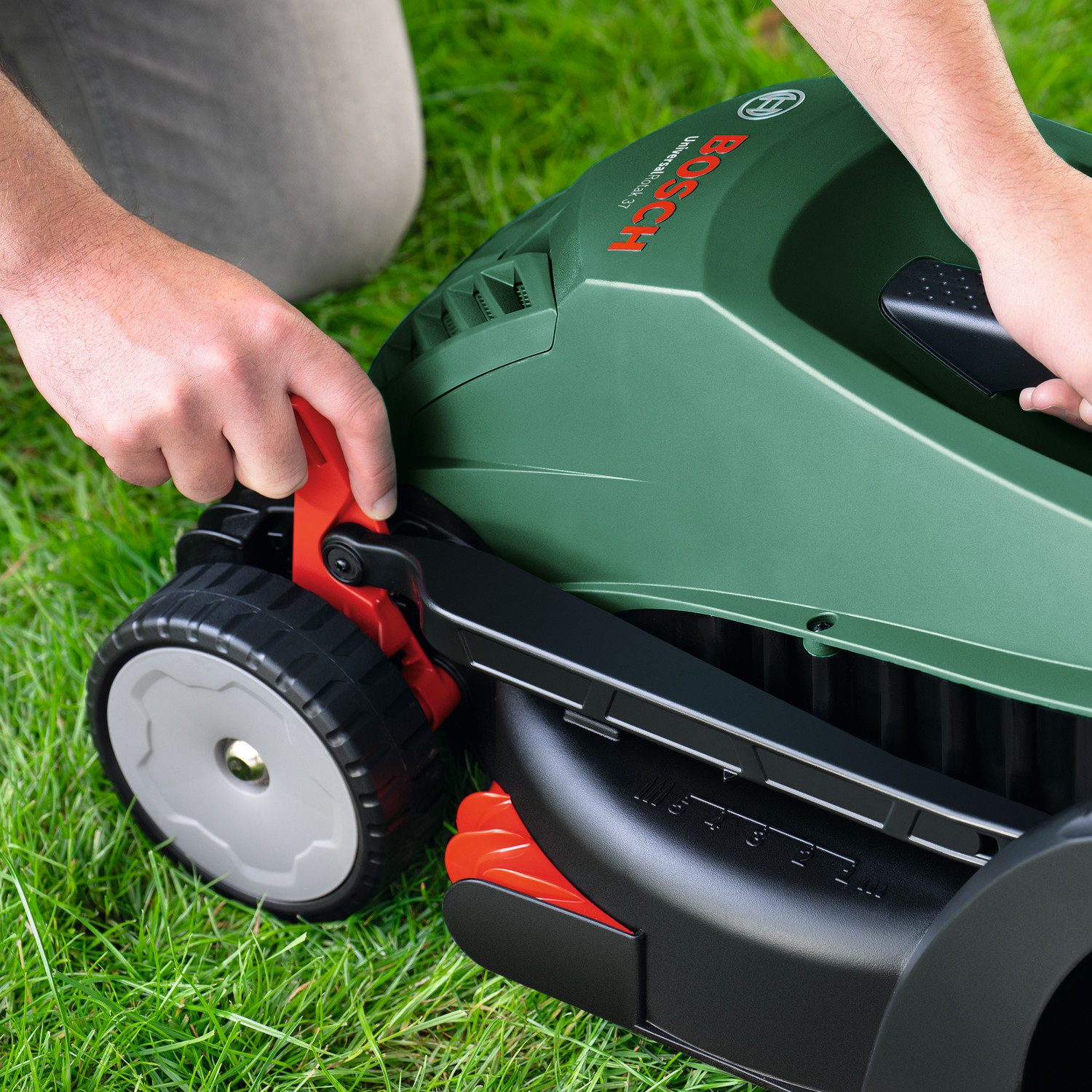 Bosch Home & Garden UniversalRotak 37-550 electric lawnmower, 37 cm cutting width