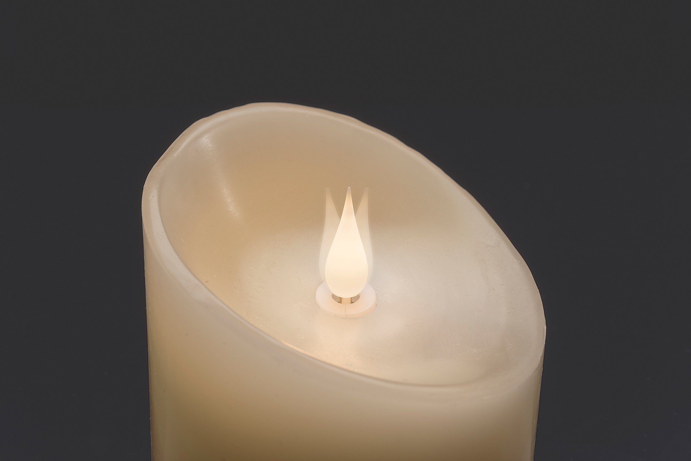 KONSTSMIDE LED-Kerze Weihnachtsdeko (1-tlg), LED Echtwachskerze, weiß, mit 3D Flamme, Ø 7,5 cm, Höhe: 20,5 cm
