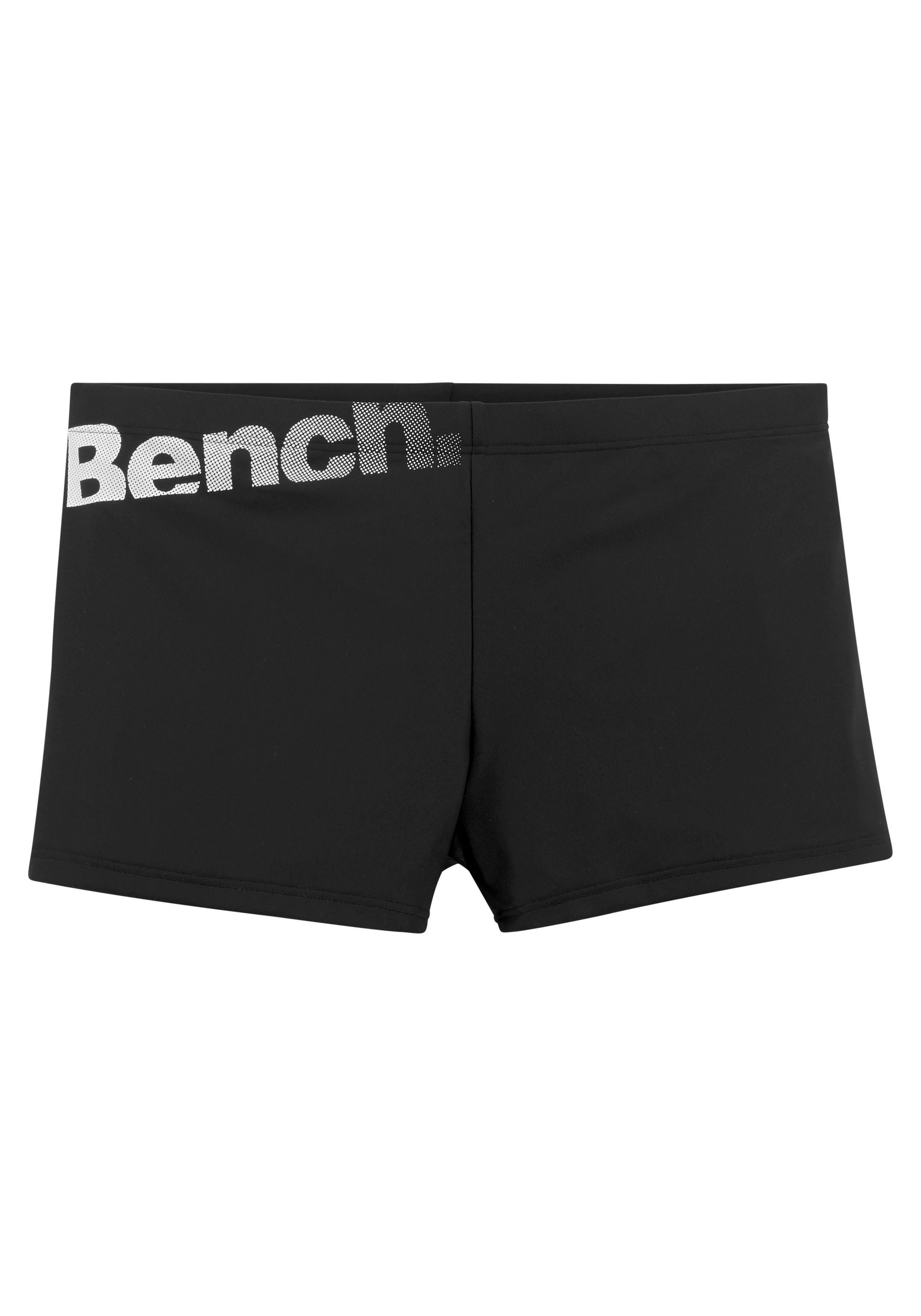 Bench. Boxer-Badehose mit Bench-Schriftzug