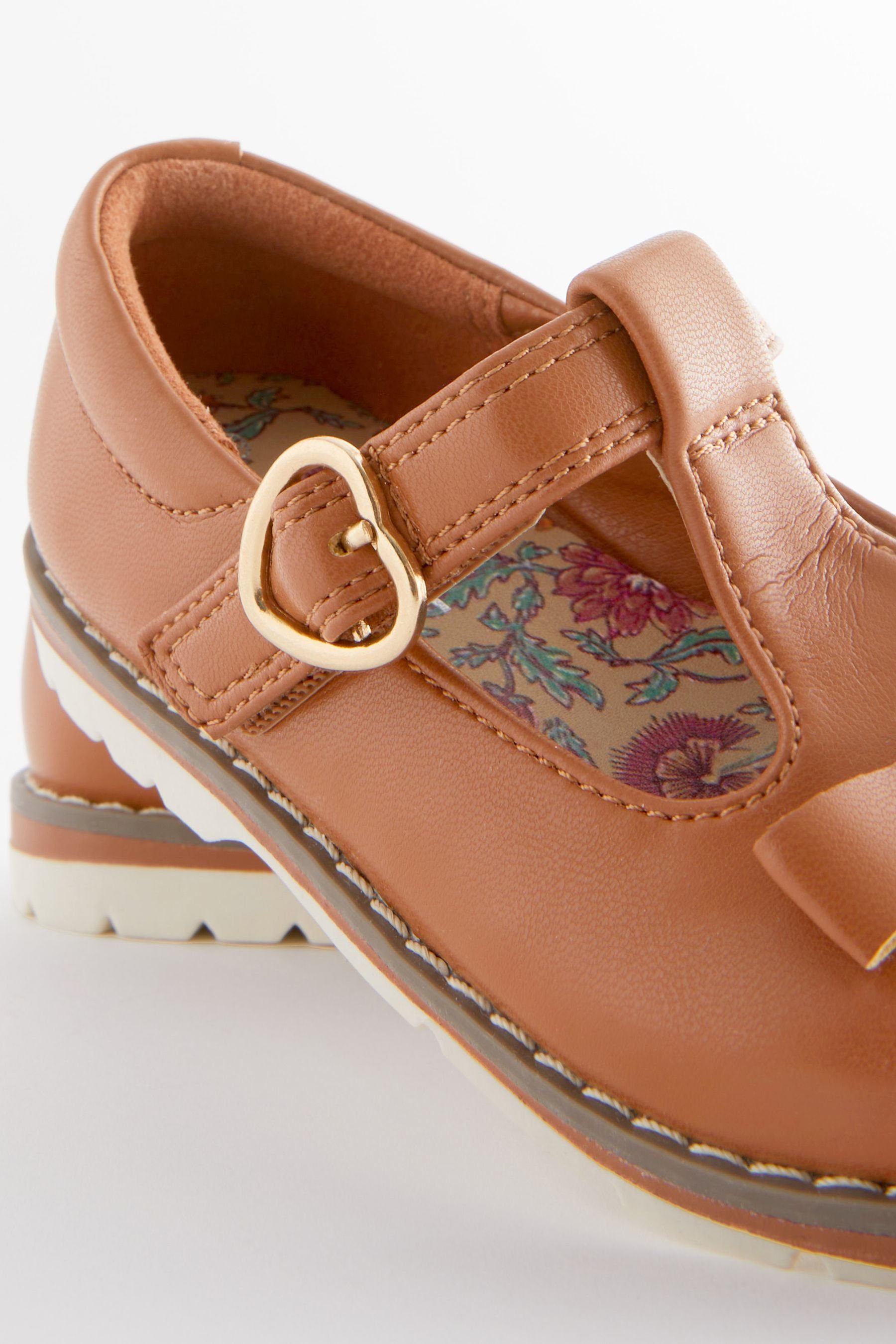 Next Schuhe mit und T-Strap-Sandale Schleife, Tan Passform weite (1-tlg) Brown T-Steg
