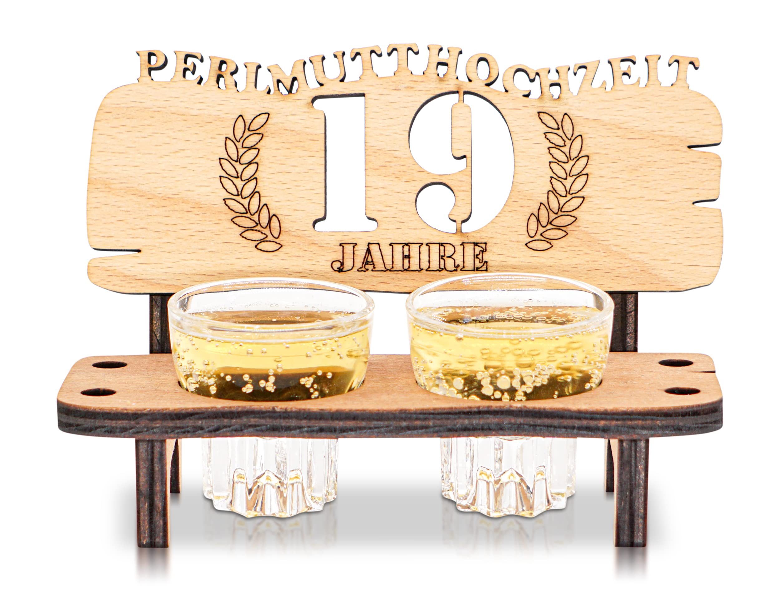 DARO Design Dekoobjekt Schnapsbank Hochzeitstag Geschenk Jubiläum mit 2 Gläsern (Geschenkset, 19. Hochzeitstag – Perlmutthochzeit – 2 Gläser), B 16,5 × T 7 × H 10,5 cm, 8 mm Buchensperrholz, geölt